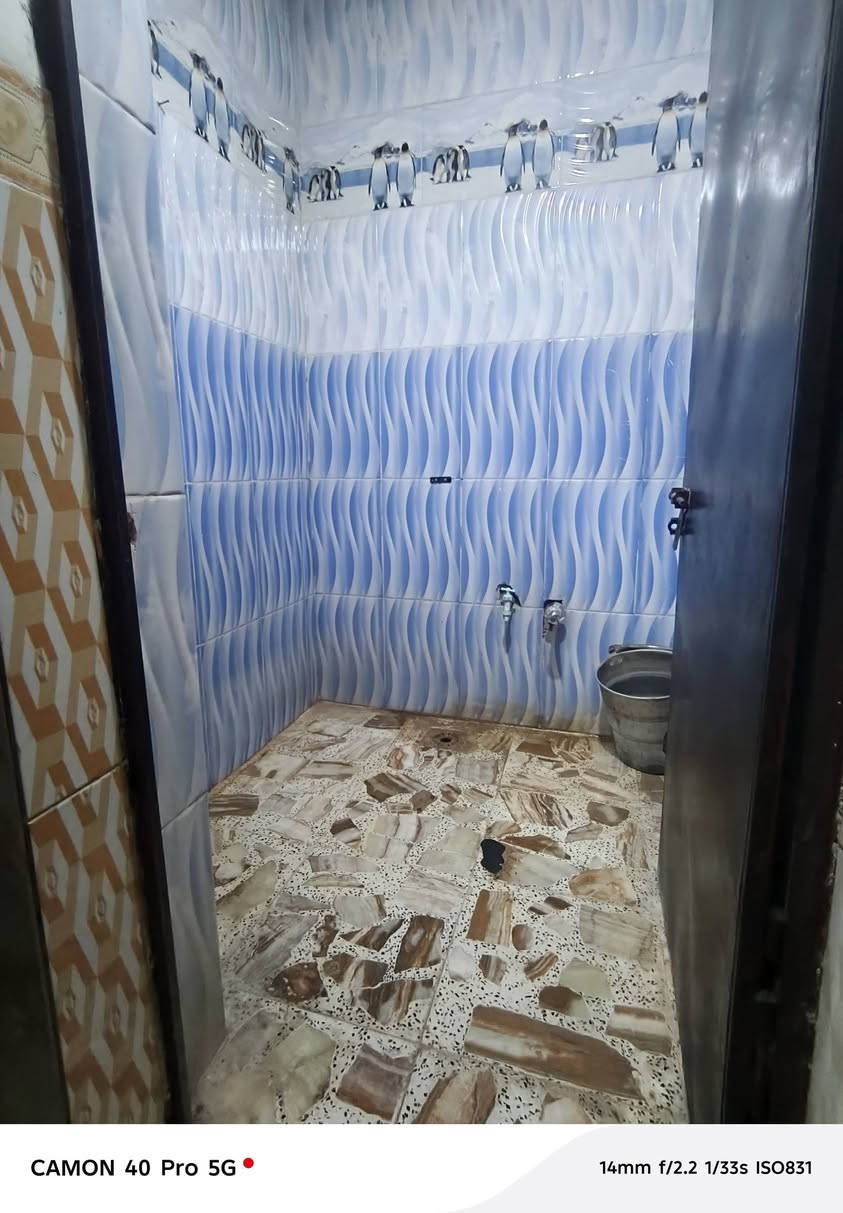 السلام عليكم بيت لبيع مساحته 100متر طابق واحد نضيف بناء حديث وعالي عن الشارع وخلف التجاري موقع السكلات يتكون من كراج ومدخلين البيت استقبال وحولي ومنور وحمام وتواليت خارجي وغرفه نوم وترك خارجي بيت نضيف ومرتب السعر 50وبي مجال لشراي انشاء الله ***********
