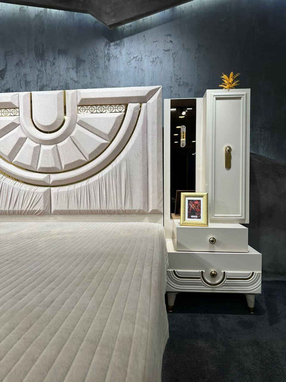 تم وصول موديل🔻 * بياز ابيض  * 🔻
*10قطع   * اصلي دافنس 

⚫️كنتور 270 سم ☺️ ملحق 90 سم ارتفاع 230 سم ظهر بلوك 8 ملم صبغ حراري 
🔴ميز تواليت نفس الصورة 140 سم ارتفاع عالي 180 سم مرايه بلوك على كبر الميز 
⚫️كومدي عدد اناره2 وباب 
🔴سرير نفرين180سم*200سم سرير مخزن دبل هايدروليك 
⚫️درور مجرات
🔴مرايه قيافه 
⚫️طابوريه بلوك 
🔴شازلون مثل الصوره ستراحه وباب 
السعر بالدينار مليون 900
 ⚠️ برغي حديد 💪ظهر بلوك 
تركي 100‎%‎🇹🇷 اصلي قياس
 كبير كل القطع 
ظهر بلوك كل اجزاء الغرفه 8 ملم


**إذا كنت صاحب هذا الإعلان وتريد حذفه لأي سبب، رجاءا أرسل رسالة إلى الدعم الفني**