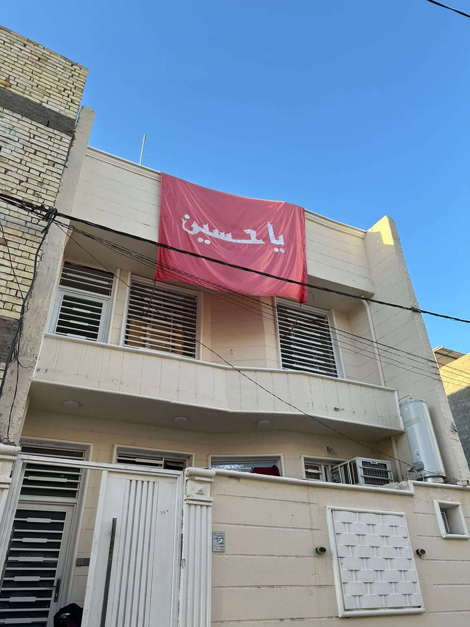 سلام عليكم عقار للبيع كربلاء حي العباس ع الحولي سند 25 اقرار محكمه 100 متر طابق ونص يحتوي ع طارمه استقبال مطبخ  صاله غرفه بطابق لاول وطابق ثاني غرفه ع واجهه البيت مع صحيات السعر 175 ومع المجال الاستفسار ***********
