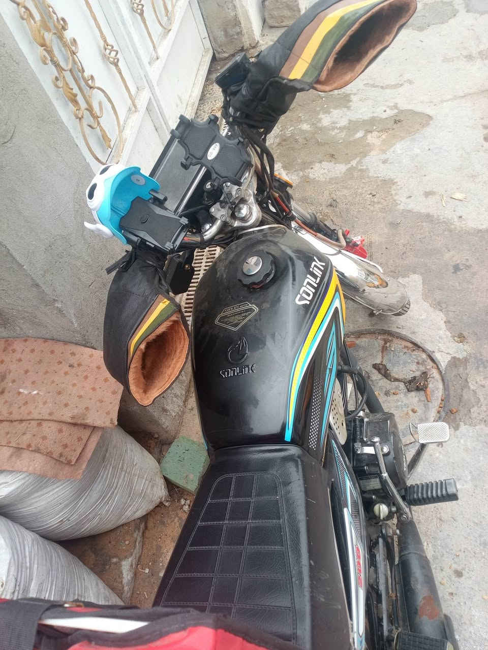 من رخصت الدمن دراجه للبيع موديل 25 المكان بغداد بوبشام السع,   750,وبيه مجال لطيبين نقص شاشه طافيه ***********
