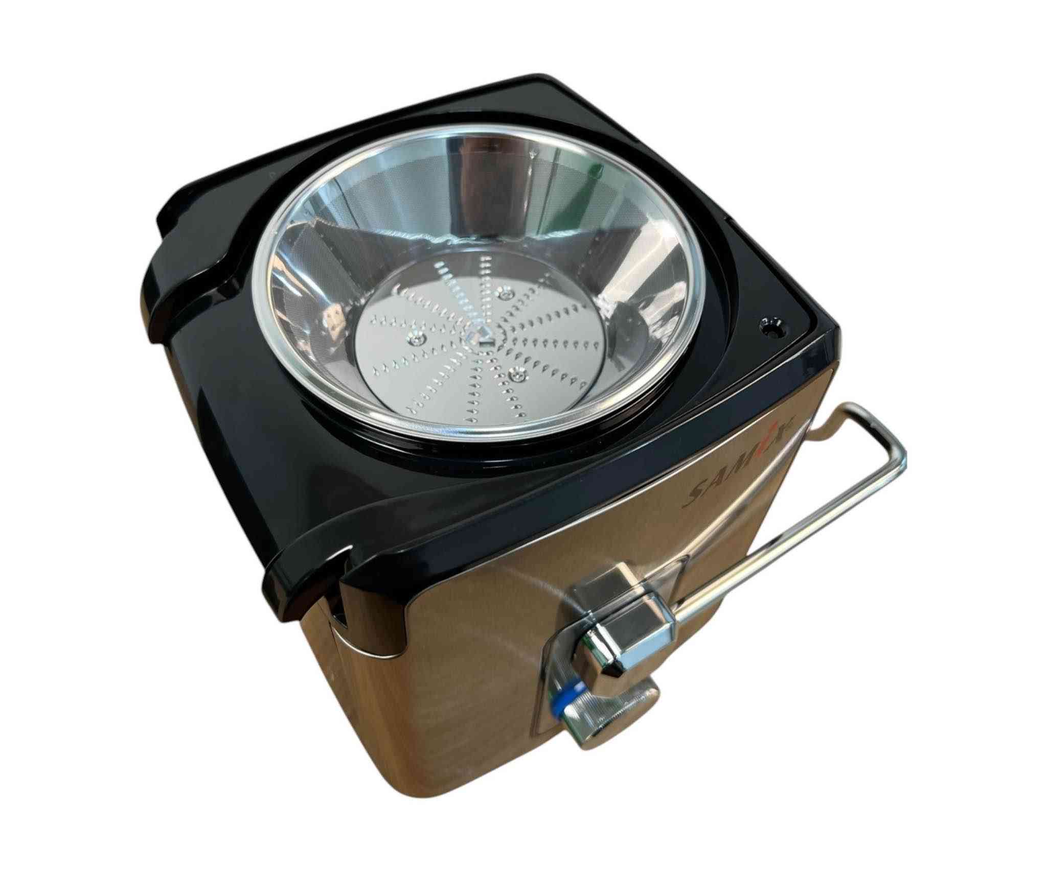 معصارة الفواكه ماركة SAMIX

المميزات

محرك نحاسي قوي بقدرة 700 واط

يمنحك أداءً فائقًا لاستخلاص أكبر كمية من العصير بسرعة وكفاءة، مع نظام حماية من ارتفاع الحرارة لضمان عمر طويل للجهاز

فوهة إدخال واسعة 75 ملم

تصميم واسع يسمح بإدخال الفواكه والخضروات كاملة دون الحاجة إلى التقطيع المسبق، مما يوفر الوقت والجهد

سرعتان لاستخلاص العصير

السرعة الأولى: مناسبة للفواكه الطرية مثل البرتقال، البطيخ، والعنب

السرعة الثانية: مثالية للفواكه والخضروات الصلبة مثل الجزر، التفاح، والزنجبيل

فلتر شبكي من الستانلس ستيل

مصنوع من الفولاذ المقاوم للصدأ، مما يضمن استخلاص عصير نقي وصحي دون شوائب

حاوية لب كبيرة بسعة 1200 مل

تتيح لك تحضير كميات كبيرة من العصير دون الحاجة إلى تفريغ اللب باستمرار

سهولة التنظيف والتخزين

أجزاء العصارة قابلة للفك والتركيب، مما يجعل تنظيفها سريعًا وسهلاً

تحتوي على وعاء لب قابل للإزالة لتسهيل عملية التنظيف

تصميم أنيق ومتين

هيكل من الستانلس ستيل عالي الجودة يمنح العصارة مظهرًا عصريًا وأنيقًا

قاعدة ثابتة تمنع الاهتزاز أثناء التشغيل

تشغيل آمن وسهل الاستخدام

مزودة بقفل أمان يمنع التشغيل غير المقصود

قاعدة مقاومة للانزلاق لضمان استقرار الجهاز أثناء الاستخدام

ضمان لمدة سنة من تاريخ الشراء

المواصفات الفنية

الجهد الكهربائي: 220-240V، 50-60Hz

سعة حاوية العصير1000 مل

مادة الفلتر والإطار ستانلس ستيل ناصرية, ذي قار


**إذا كنت صاحب هذا الإعلان وتريد حذفه لأي سبب، رجاءا أرسل رسالة إلى الدعم الفني**