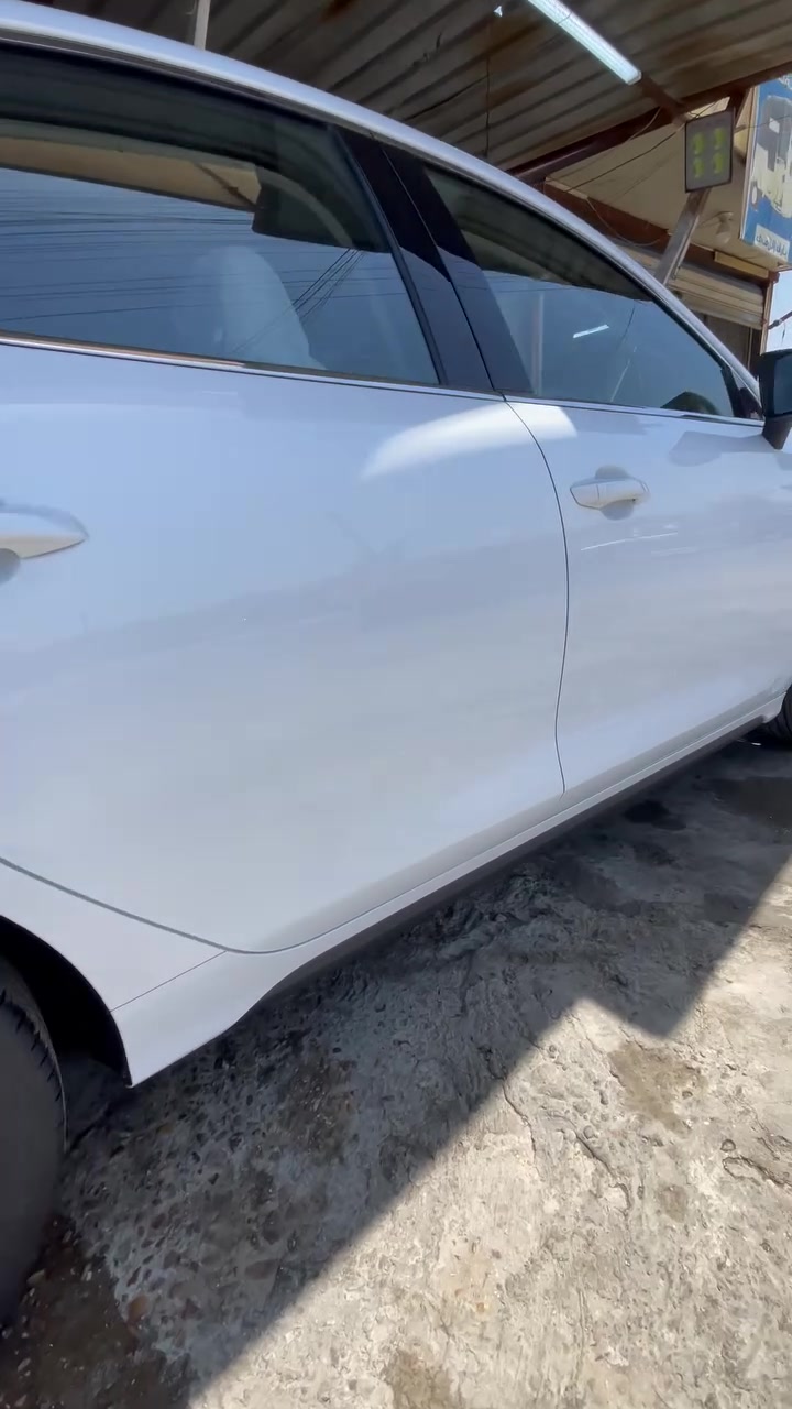 السلام عليكم عندي بيوايدي دستروير  موديل ٢٠٢٥ سياره جديده ماشيه ٦٠٠٠ كلي بس بيه طعجه مينه بل بيبان اثر طلبوك مضروبه سياره في غراضه كامله رقم ***********
