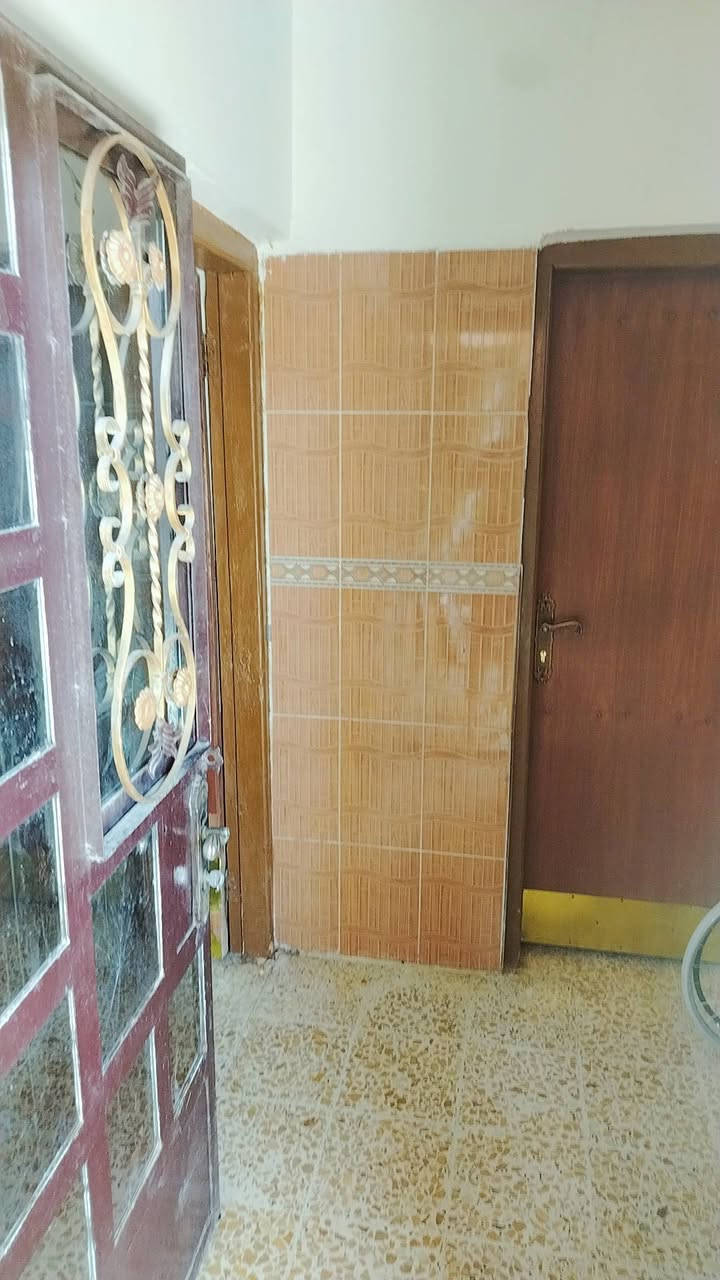 سلام عليكم بيت مساحه 300 متر طابق ونص منطقه الالف قرب ملعب تيسير سعره 250 مليون وإذا اكو مراوس ب 200 متر وينطي فرق حسب الاتفاق بيت جاهز ماابي اي نقص متواجد خاص وهذا رقمي هم بي واتساب ***********
