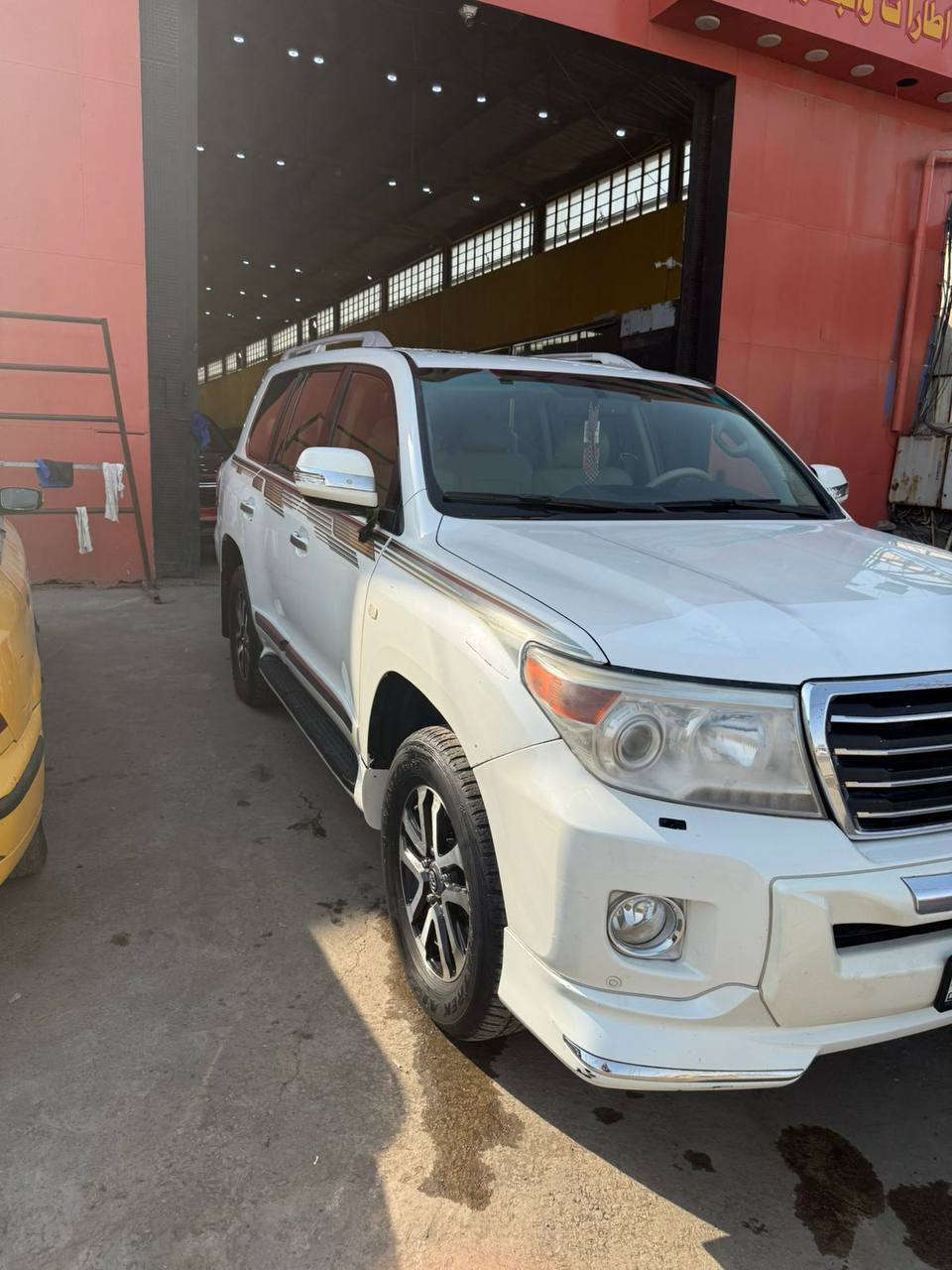 السلام عليكم لاندكروز لبيع مديل 2009 محدثه 2014 سياره مكفوله كفاله عامه عده جه عكس سايق شيلين شريط القديم وشيل صبغ ويه يعني بس جوه شريط مو عله طوله شريط مسافات
سياره مال بيت فول موصفات 6سلندر سياره بسمي مكان بغداد معامل 
***********.     بيع فقط
