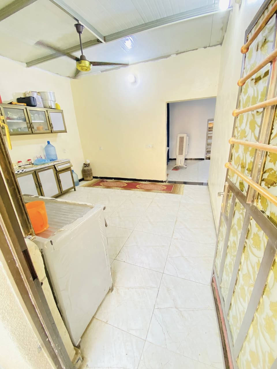 وعليكم السلام
بيت للبيع - سند 25  

📍 الموقع: جسر ديالى - جامع طه، قرب مدرسة فتى الإسلام  

التفاصيل:  

المساحة: 226 متر مربع | سند 25  

الخدمات: كاملة - مي، مجاري، تبليط، كهرباء ✅  

التقسيم: غرفتين نوم + صالة + مطبخ + استقبال + كراج + حديقة صغيرة  

للاستفسار: ***********
