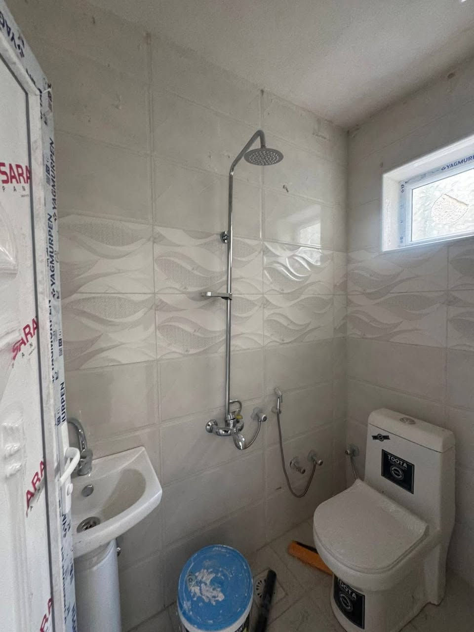 مشتمل للبيع 80م بناء حديث واجهة 4 نزال 20 محتوياتة غرفتين وصالة ومطبخ وخدمات موقعة حي الجهاد الالفين السعر 

وبي مجال للاستفسار ***********
