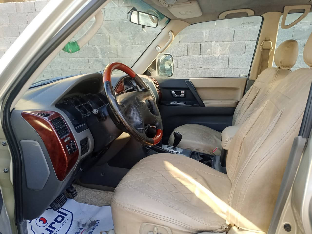 سلام عليكم عندي باجيرو موديل 2007سيارة نضيفه تخم تاير ويل كب حداديه جديده فحته سلايت  كشنات جلد سيارة بسمي تبريد شغال مكينه 3800 مكان عبيدي حي النصر رقم الهاتف ***********
