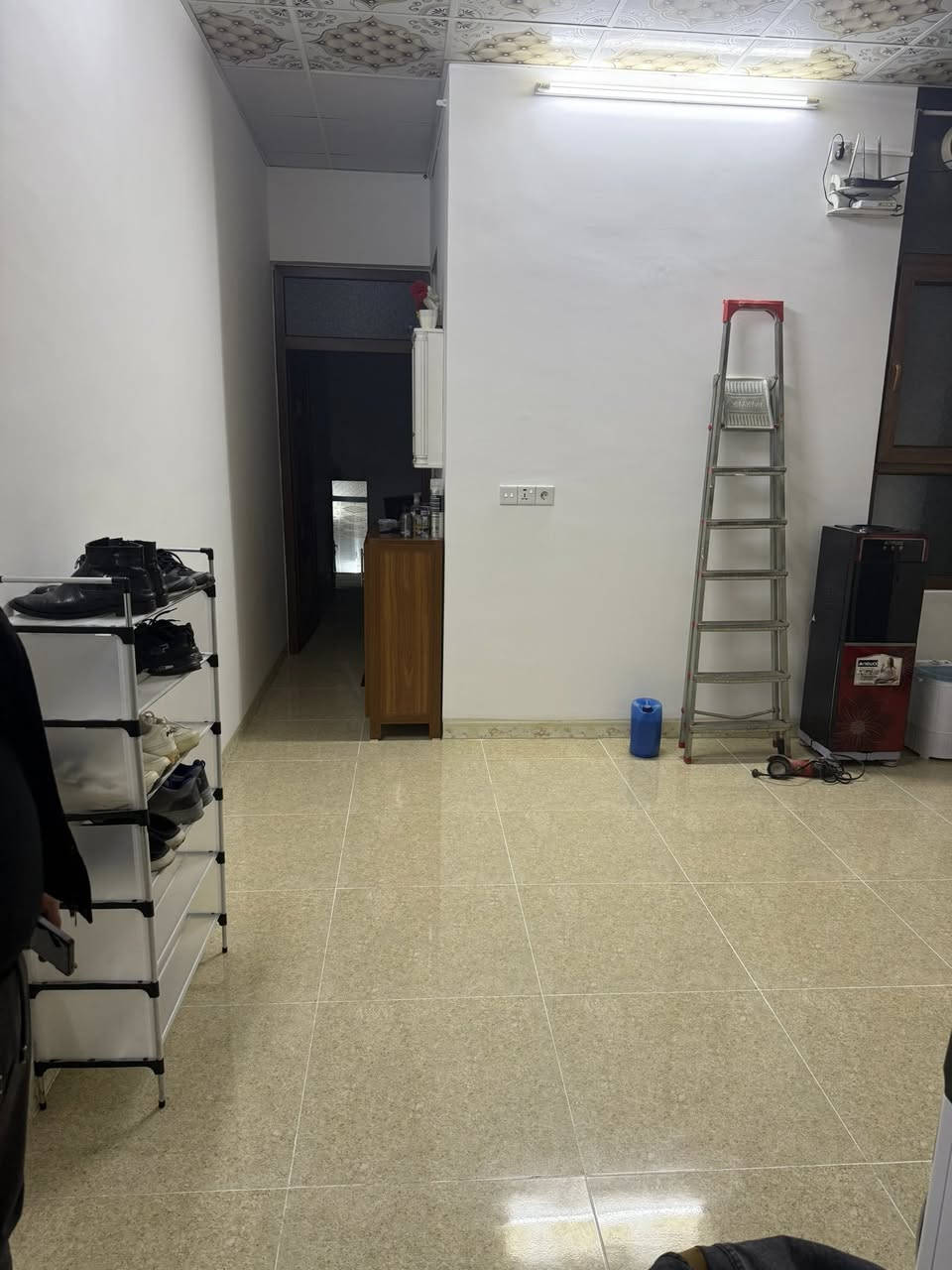 🏡 للبيع – عقار مميز في كركوك | حي العسكري 🏡
📍 الموقع:
يقع في حي العسكري، موقع حيوي وقريب من المدارس، الأسواق، وجميع الخدمات الأساسية، مناسب للسكن العائلي.

📏 المساحة:
100 متر 
على شارع واسع يسهّل الدخول والخروج.

🛋 المواصفات الداخلية:
 • غرفة نوم واحدة بتصميم أنيق ومساحة مريحة
 • صالة استقبال 
 • حمّامين بتشطيبات راقية
 • مطبخ مفتوح بتصميم حديث

💡 مميزات إضافية:
 • بناء متين وتشطيب ممتاز
 • تهوية جيدة وإضاءة طبيعية
 • جميع الخدمات متوفرة

💰 السعر: 82 مليون
📞 للتواصل والاستفسار:
***********
***********
(اتصال أو واتساب)
