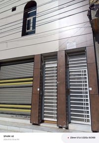 بناية تجارية في الاسكان شارع الجامع مساحة 200 متر تحتوي على شقتين ومشت...