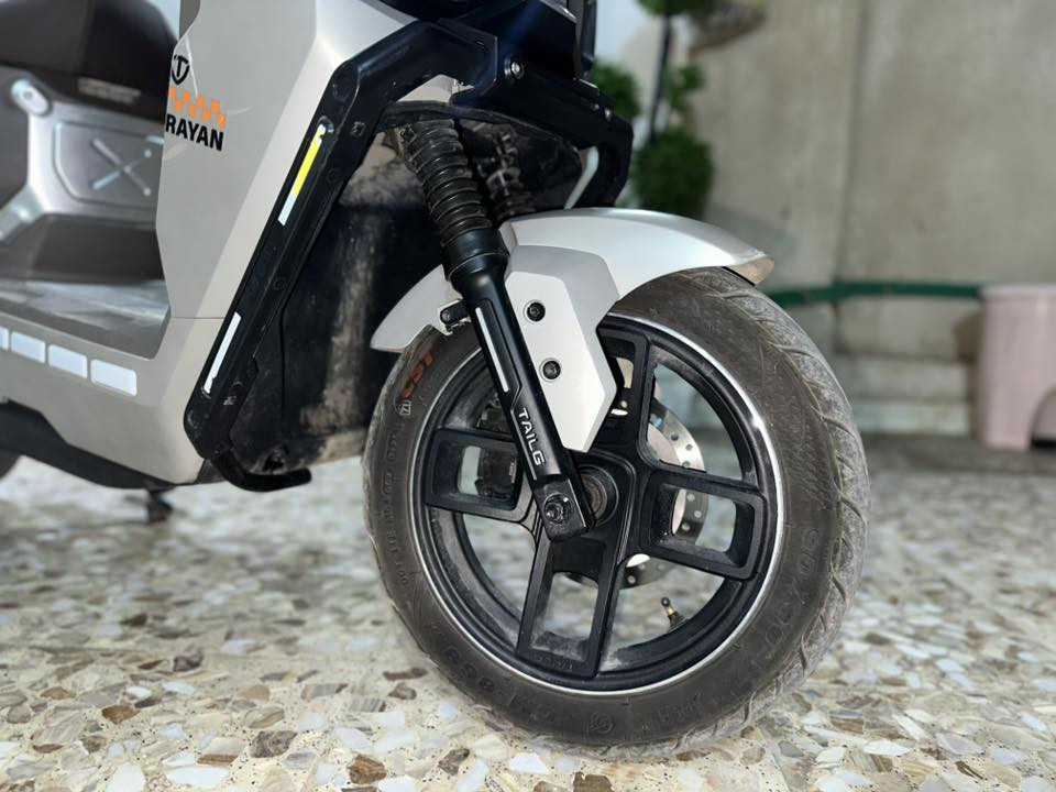 للبيع 
دراجة الريان RAYAN موديل 2025 و حش الكون ام عيون 
6 بطاريات 
ماطور 2000W ثلاث سرعات سرعة 70-80 km حقيقي 
بريكات امامي خلفي ديسك 
دبل دبلات امامي خلفي 
درع كامل مع جك نصفي و جك كامل 
دبل إشاره مع أربعة أشاير 
رماش عالي ناصيي 
كشن تطريز جلد 
صندوق كبير يسع 
مخرج شحن هاتف 
مع الشاحنه الاصليه مع خوذه مع چادر حراري مع بصميتن 
السعر 900 الف استعمال 4 اشهر قليل بطارياته جدد 
مكان حي الجامعه  واتساب ***********
