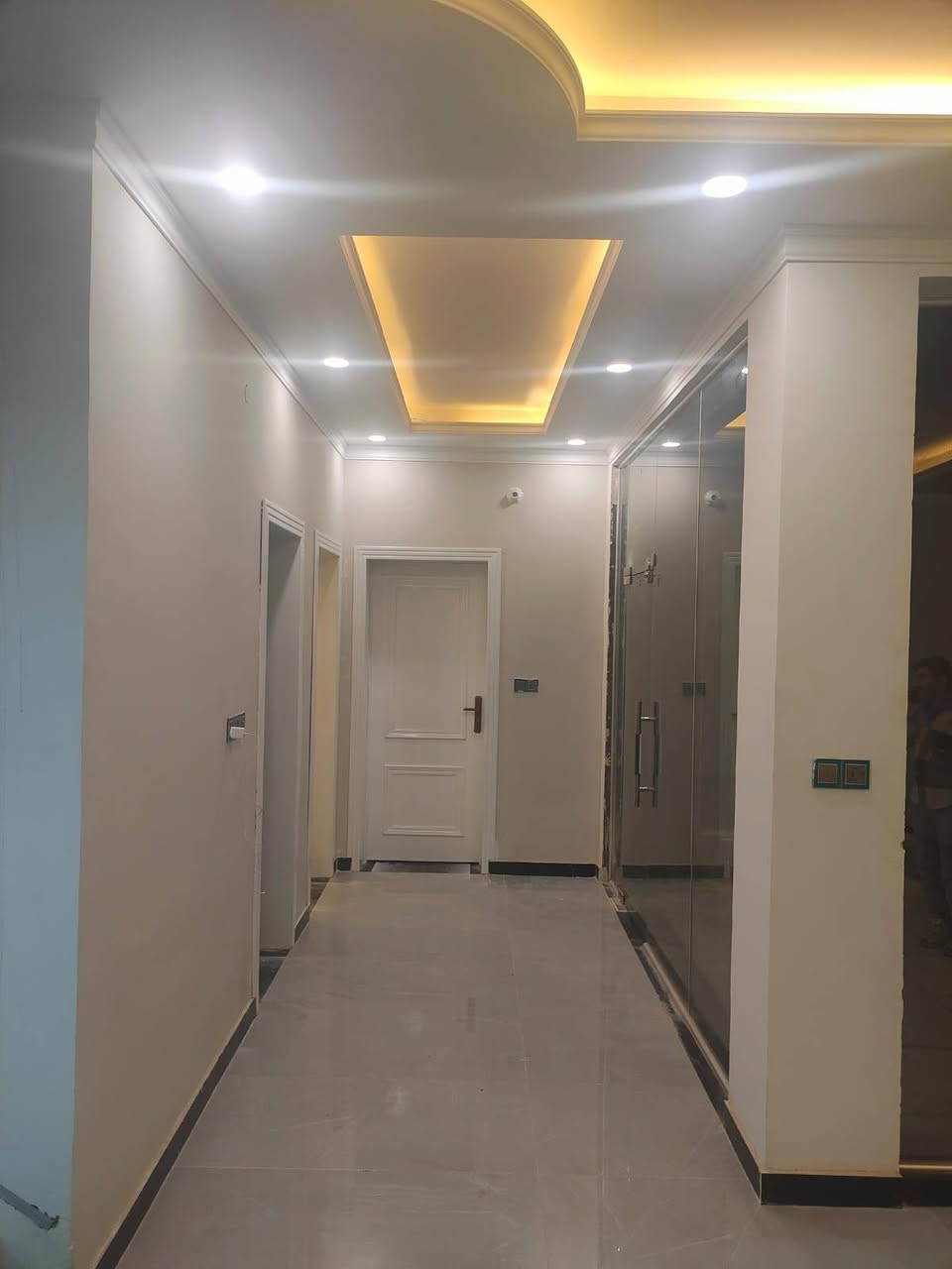 العنوان ام الخيل شارع المسبح الاولمبي وره سكه القطار (الحي الثقافي)
المساحه ٢٥٠ الواجه ١٠ نزال ٢٥
غرفتين جوه وغرفه فوك 
مطبخ حار ومطبخ بارد 
صاله واستقبال 
غرفه فوك
طابوگ جمهوري 
كونكريت مسلح اوكراني صب شركه اطلس 
كهربائيات درجه اولى 
ماي درجه اولى
سنه البناء٢٠٢٥
عرض الشارع ١٠
جاهز للسكن 
رقم الهاتف *********** متوفر واتساب
