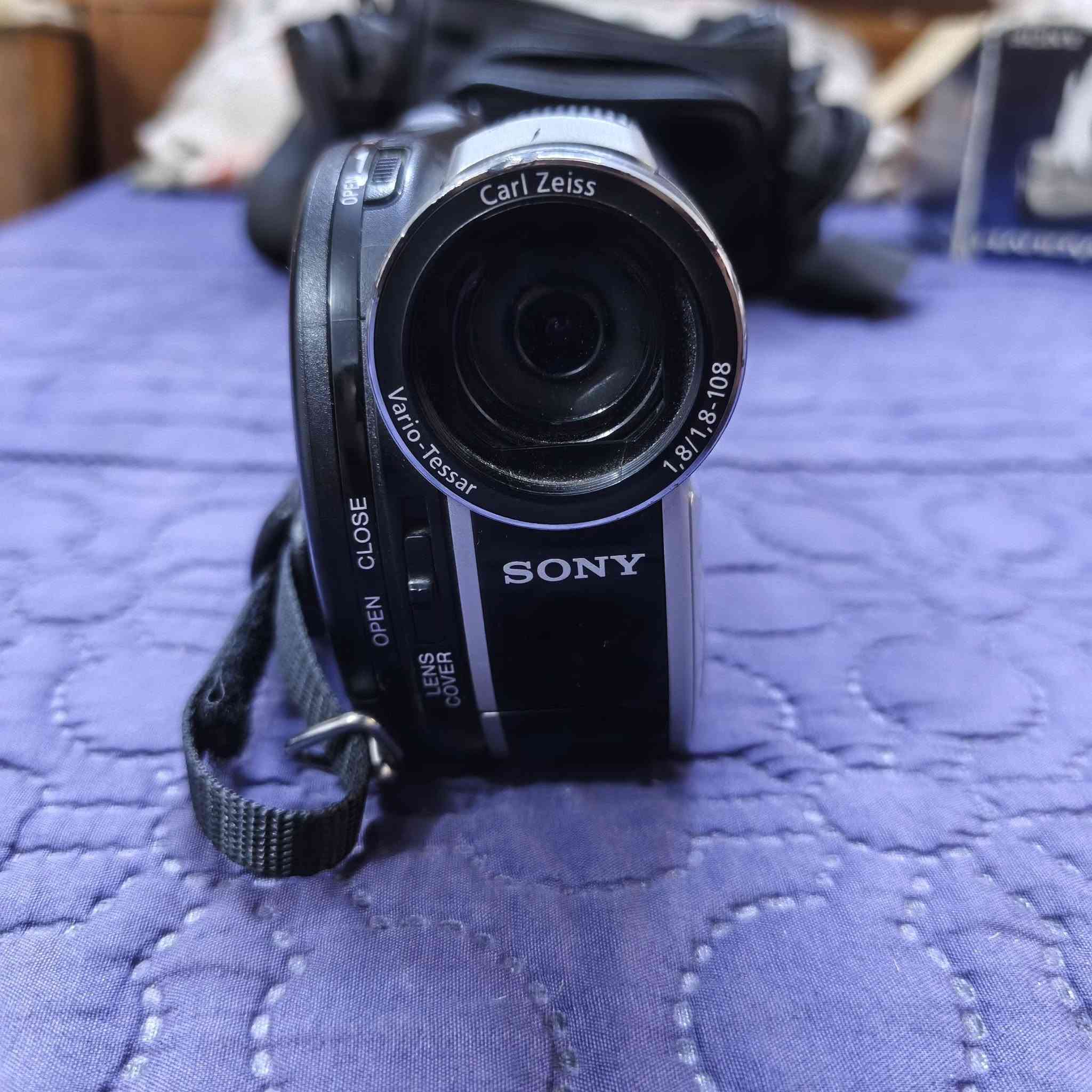 كامرة سوني Sony Handycam DCR-DVD650 كامره نضافه 100/100لا طابه تصلح ولا مفتوحه كامل ملحقاته شاحنه او كيبل عرض وبطارية الجنطه مالته من الاخير تجي وتشوف بيعين النضافه ولقطعه الحلوه العنوان بغداد السريدات ***********

