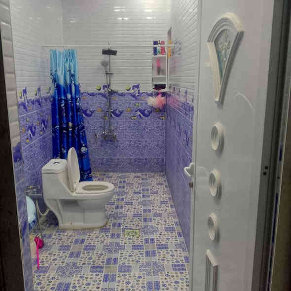 للبيع بيت ملك صرف مساحه 200 متر وجهي 10 نزل 20  غرفتين جوه ثلاث غرف فوق  بعدين ما كاملات البيت طابقين  وحديقه وكراج  مكان بيت حي الشهداء قرب 7 نيسان *********** قل من طرفي مندوبه رقيه رقيه هاي امانه الله عندك
