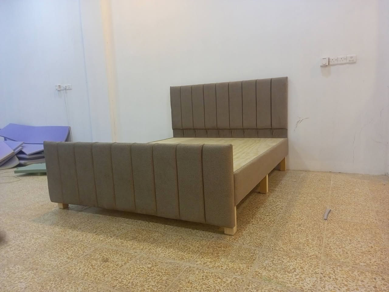 معمل ومعرض نجارة الفاضليه 
سرير نفرين فصال تركي 
قماش مبطن 
عدد الارجل 7
عدد الجسور 7
بلوك 15 ملم 
السعر 215 
للاستفسار الاتصال 
***********
