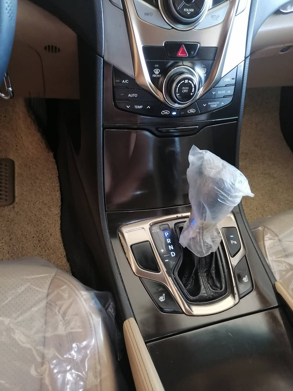 السلام عليكم ازيرا ٢٠١٣ مكفوله من صبغ ومن فتح فول من عدا بصمه وبنوراما كشنات تدفئى جلد ثلاجه كشنات كهربائي ترحيب اناره LED برده كهربائيه بردات جانبيه السياره غرفتها جديده بالكارتون مري شفط حساسات امي خلفي ماشيه ١١٨ حقيقي تخم تاير جديد باتري جديد منضومة زنون اصليه مكينه ٣٠٠٠مكفوله مامفتوحه السياره جديده رقم دهوك دولي سنويه لل٢٨ تريد مداور تريد وكاله مكان السياره ديوانيه السعر ١٣٧ وبيها مجال قليل للاستفسار اكثر *********** رجا الموشراي لايتصل
