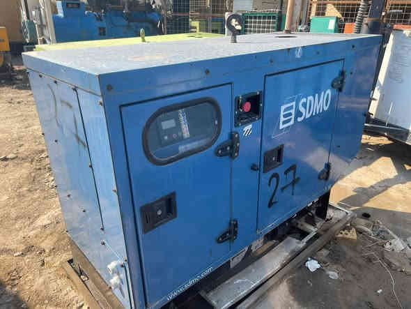 مولد 4 سلندر 15 kva  نسبت الكاتم 90% السعر 32 وبيه مجال الاتصال على الرقم ***********
