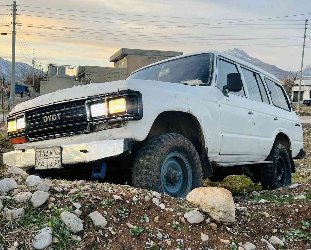 لاندگرۆزەر (ئاڕم سلێمانی) (1986) مەکینە (2F) چوار چراسەقف بەرز دەبڵ  ئەکسلو گێڕو مەکینەی بەشەرت هەڵمیشی نیە بوخارو سەرفو هەموشتی بەشەرت دەبڵ ئەکسلی قورسو سوک مەزبوتە بەشەرتی فیتەر وەک مقەس ئەیبرێ چوارتایەی جەبەلی لەژێرە بیلاد پاوەر بێ لێدران بێ سبوغ سبوغی بیلادیە ناو گاعی ناوی زۆر جوانەو دەشبوڵی نەتەقیوە فڵچەوتەنزیلو هۆڕنو لایتی پێشو پشتی هەموی ئیشەکاگەرمی و هەموشتی مەزبوتەبرێکیشی ئیشەکات  ڕۆنی مەکینەو ئەکسلی تازەگۆڕاوە سعری(23)گەڵاو معامەلە ژم.***********
