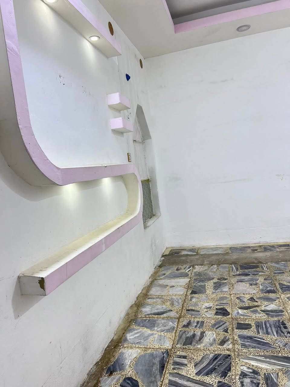 بيت ايجار133 متر طابقين الايجار 350 قفل مقدمه 3 اشهر  حي المكرمة قرب سوك المكرمة 
بي ثلاث غرف وصالة واستقبال ومطبخ وصحيات
***********
