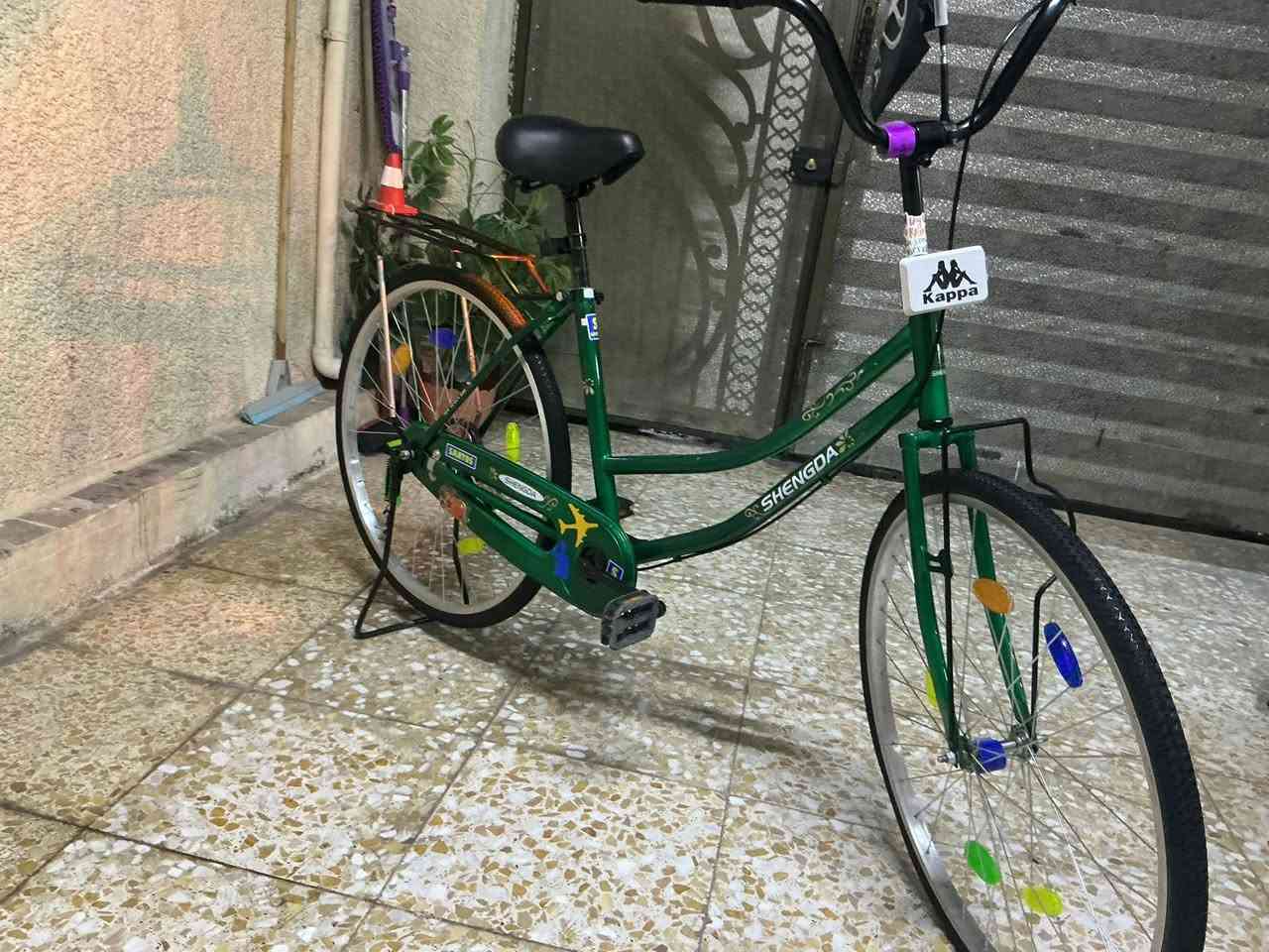 السلام عليكم بايسكل للبيع فول جمبازي البايسكل بالكارتون  كامل مكمل يجي وياه جاملغ خلفي وامامي اني شايلهن للجماليه بايسكل جديد 100‎%‎ 
السعر 150 وبي مجال الرقم للاتصال ***********
