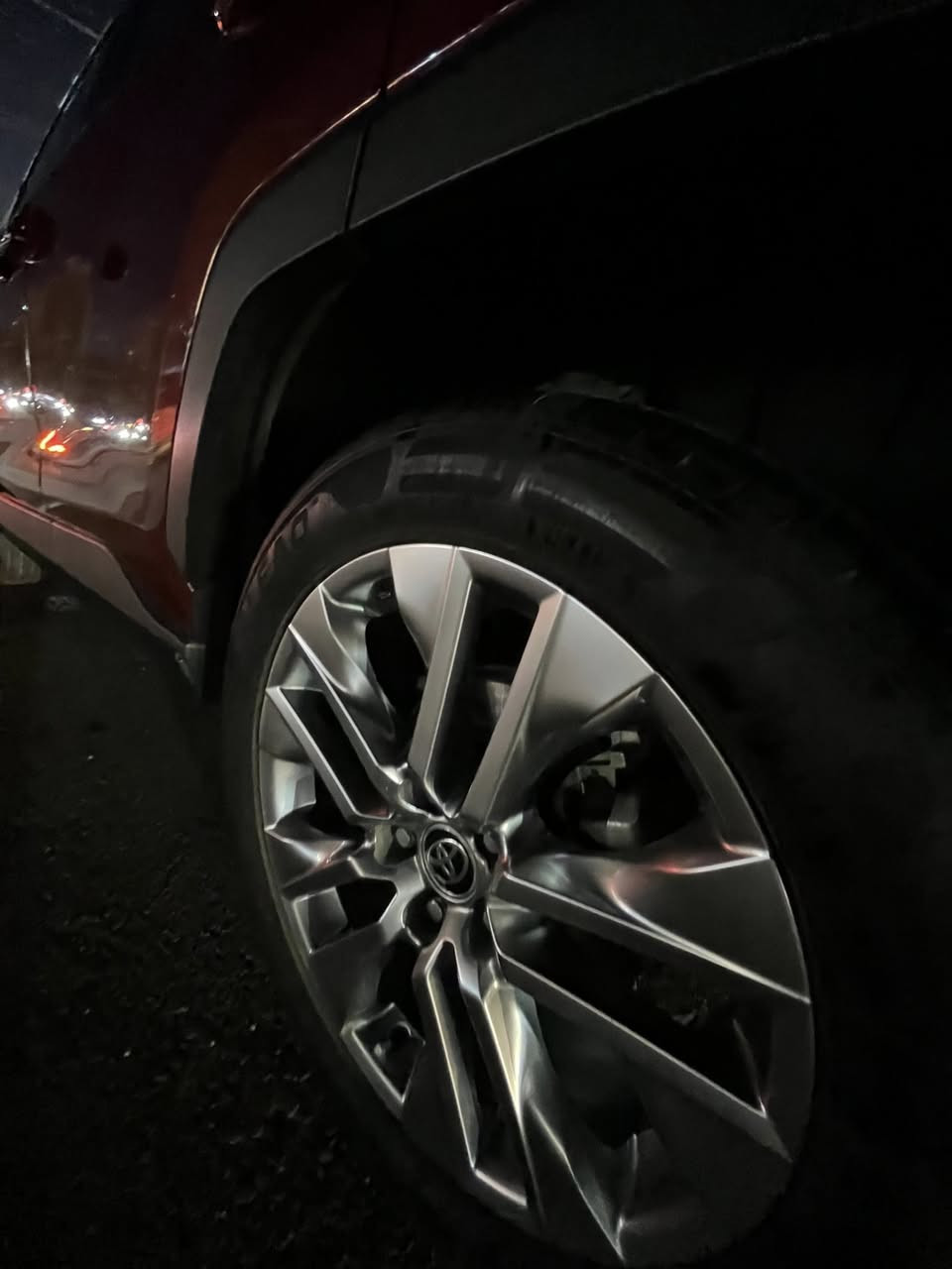 للبيع تويوتا راف فور (RAV4) 2020 لمتد - كلين تايتل 🚗
الموديل: 2020
 الفئة: لمتد (Limited) - أعلى مواصفات بالفئة.
 الوارد: أمريكي (كلين تايتل 100% فقط دعاميه امامية لا شاصي ولا لغد).
 اللون: ماروني مميز والداخلية جلد اسود. 
 المحرك: 2.5 لتر.
 المسافة المقطوعة: [63] ميل
 فتحة سقف + شاشة كبيرة تدعم Android Auto.
 نظام صوتي فاخر JBL.
 كراسي جلد كهرباء مع ميزة الخزن (ذاكرة كشنات).
 تدفئة وتبريد في الكراسي الأمامية والخلفية
 بصمة تشغيل وأبواب + صندوق خلفي كهربائي.
 أنظمة الأمان: رادار تحديد مسار، مانع تصادم، ونظام النقطة العمياء (Blind Spot).
 حساسات أمامية وخلفية مع كاميرا.
 ويل كروم قياس 19 إنج الأصلي الخاص بفئة اللمتد.
 السيارة بحالة ممتازة جداً جاهزة من كل النواحي. 
 الرقم بغداد الجديد تحويل مباشر
💰 السعر: [217$]
📍 المكان: [بغداد حي اور]
📞 للتواصل: [***********]
