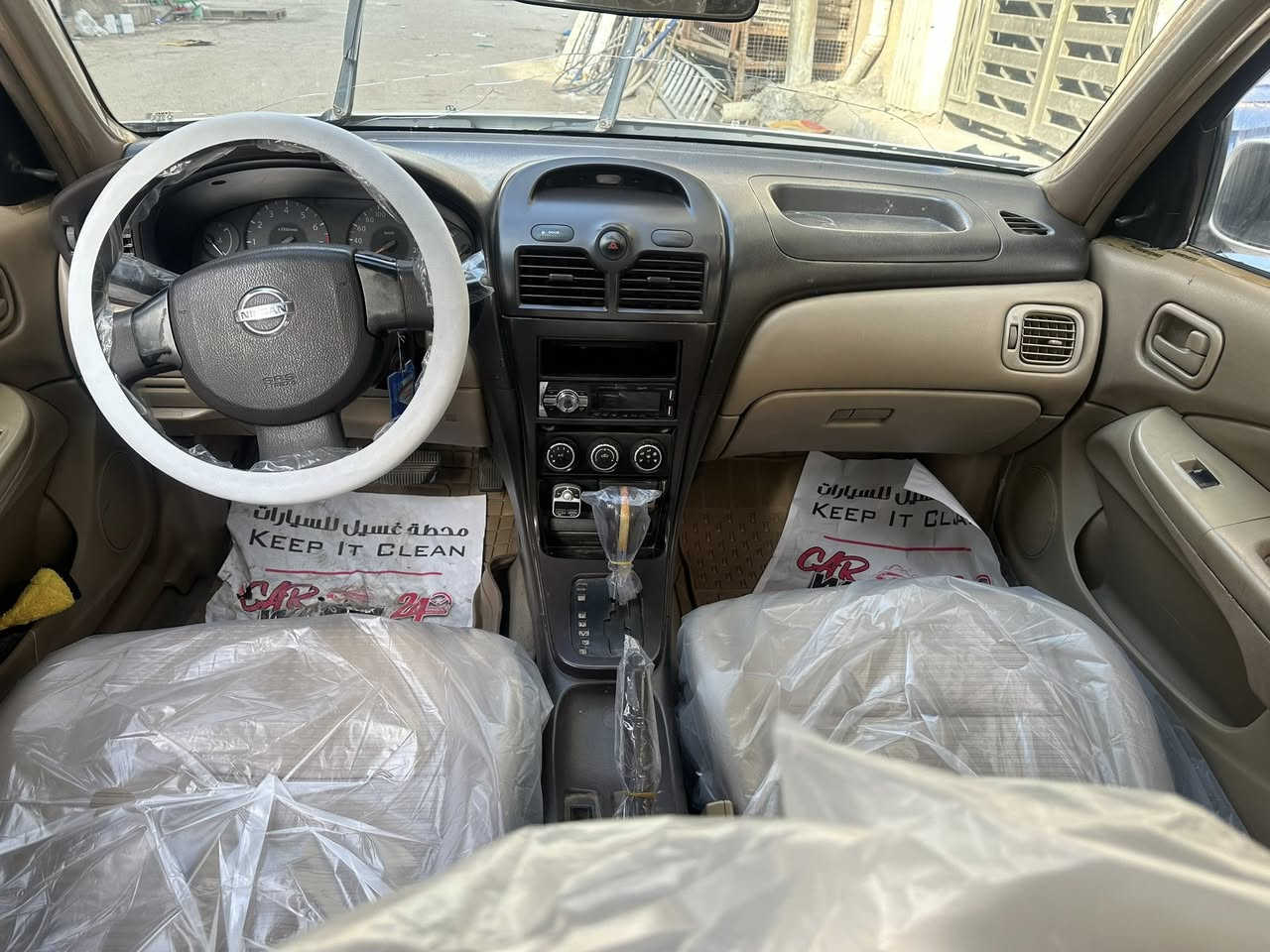 مرحبا حبايبي هاي نيسان سني بدي كوري السياره جديده وجهزه برغي ما ناقصهةتحويل ثاني يوم مكفوله من الضربه بس بيهة الجملغ الامامي والباب اصدر صبغ وباوك الباب الخلفي يعني ٣ قطع بصب فقط بدون حادث ولا دواخل 
الموديل ٢٠١٢  السعر ١٠٠ وهاذ تلفوني *********** موفق
