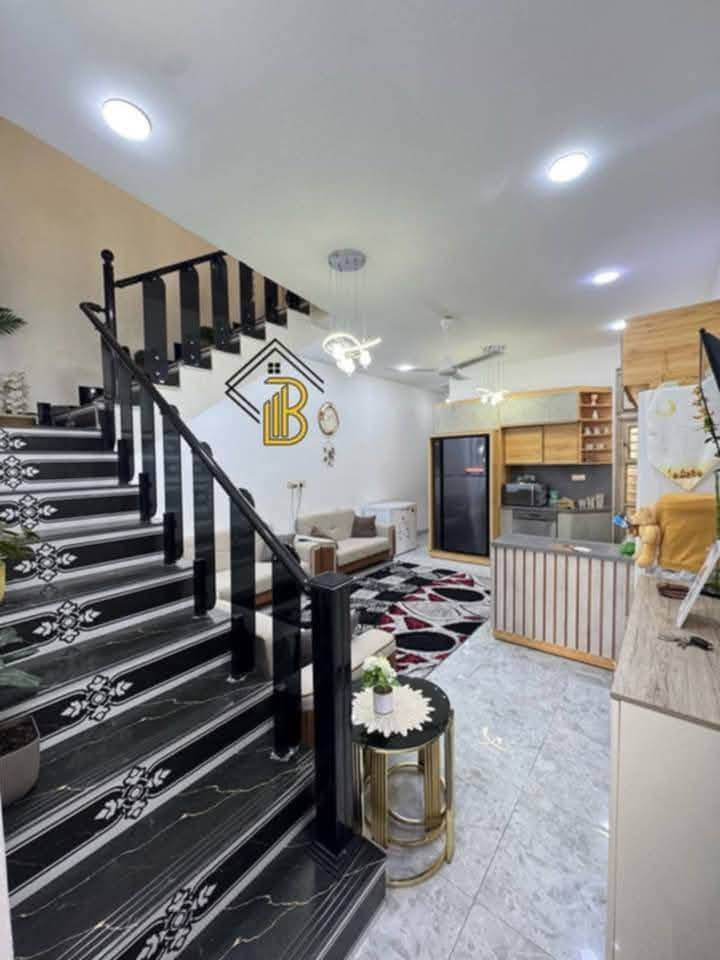 دار سكني #للبيع🏠
موقعه #حي_الجامعه_نهايت_شارع_هدئ_سجاد
مساحته 100 متر
بناء حديث سنه 2024

طابو صرف #مطلوب_اسكان 
البيت طابقين 
يحتوي الطابق الاول علئ غرفه نوم وصاله  ومطبخ واستقبال وصحيات داخليه وخارجيه 
يحتوي الطابق الثاني علئ غرفتين نوم وصاله 

#البيت_مطلوب_اسكان_33_مليون
#السعر خاص 
#للاستفسار_اكثر_***********
أو مراجعه مكتب السند للعقار الكائن في الجزائر شارع المطاعم مقابل مدارس التفوق الاهليه
