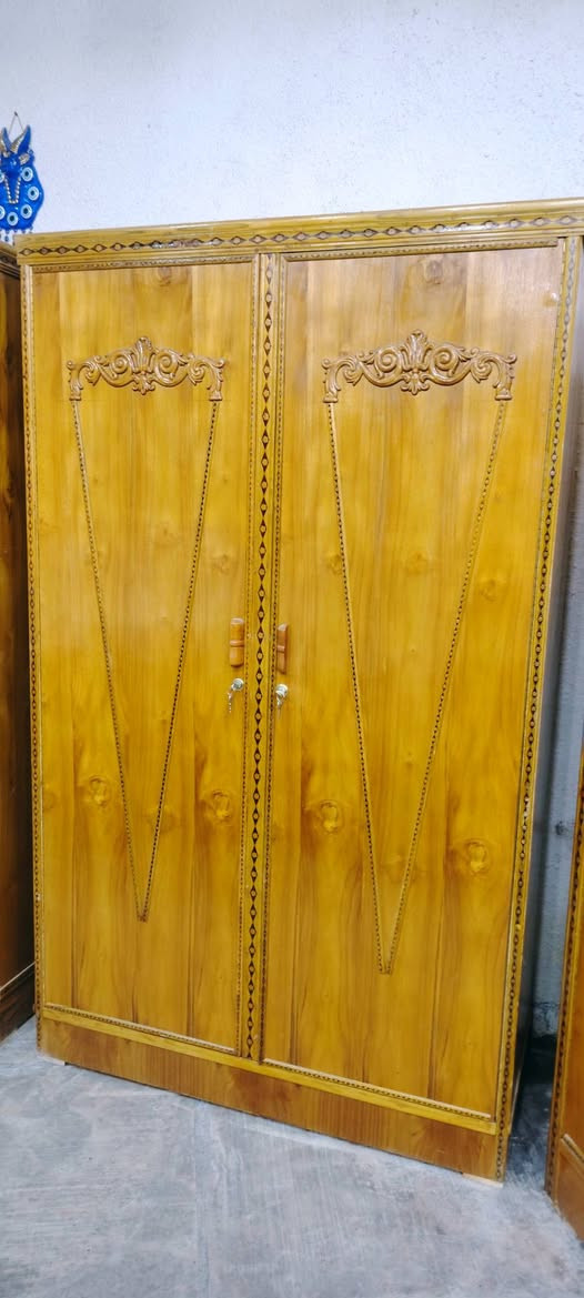 يوجد لدينا كناتير ٢ باب و٣باب خشب عراقي اسعار نار العنوان البدير شارع جامع ال حجي رشيد القريشي مجاور جملة جاسم البولاني ***********
*********** معرض القزويني الاثاث المستعمل
