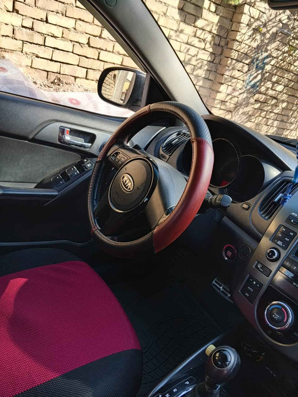 السلام عليكم سيراتو موديل 2013فول مواصفات فتحه بصمه كشنات جلد ارقام شماليه السعر 92 وبيها مجال مكانها واسط الصويره ***********
