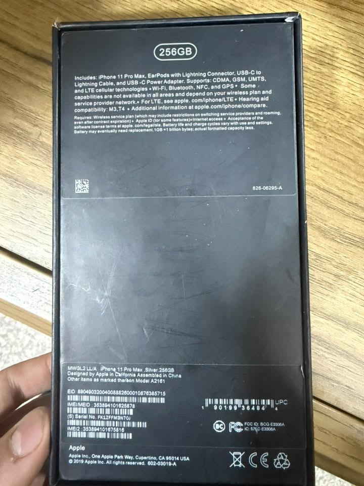 iphone 11 pro max 
الذاكرة: 256

البطارية: 88 (بلادية)

الحالة: قمة بالنظافة ما مفتوح ولا برغي مابي ولا زلغ بدن وشاشة 100%

الملحقات: الكارتونة الاصلية ويا الجهاز

السعر: 470 الف (بي مجال للجادين فقط)

المكان: بغداد البياع

للتواصل واتساب: ***********
