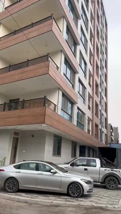 شقة ارضية مساحتها (100متر مربع) 
المواصفات:
غرفة نوم عدد (2) مع الاثاث
مطبخ مع الاثاث
حمام غربي 
منور عدد 1مع بالكونه
صالة كبيره مثل ماموضح بالفديو
مبلغ الايجار  الشهري: الاتصال ع الرقم 
العنوان :   العرصات شارع السده بنايه الشيد رقم 9 
تحتوي ع 3 مصاعد وتبريد مركزي وبارك تحت البناية وخارجي
للاستفسار: ***********  وتساب
