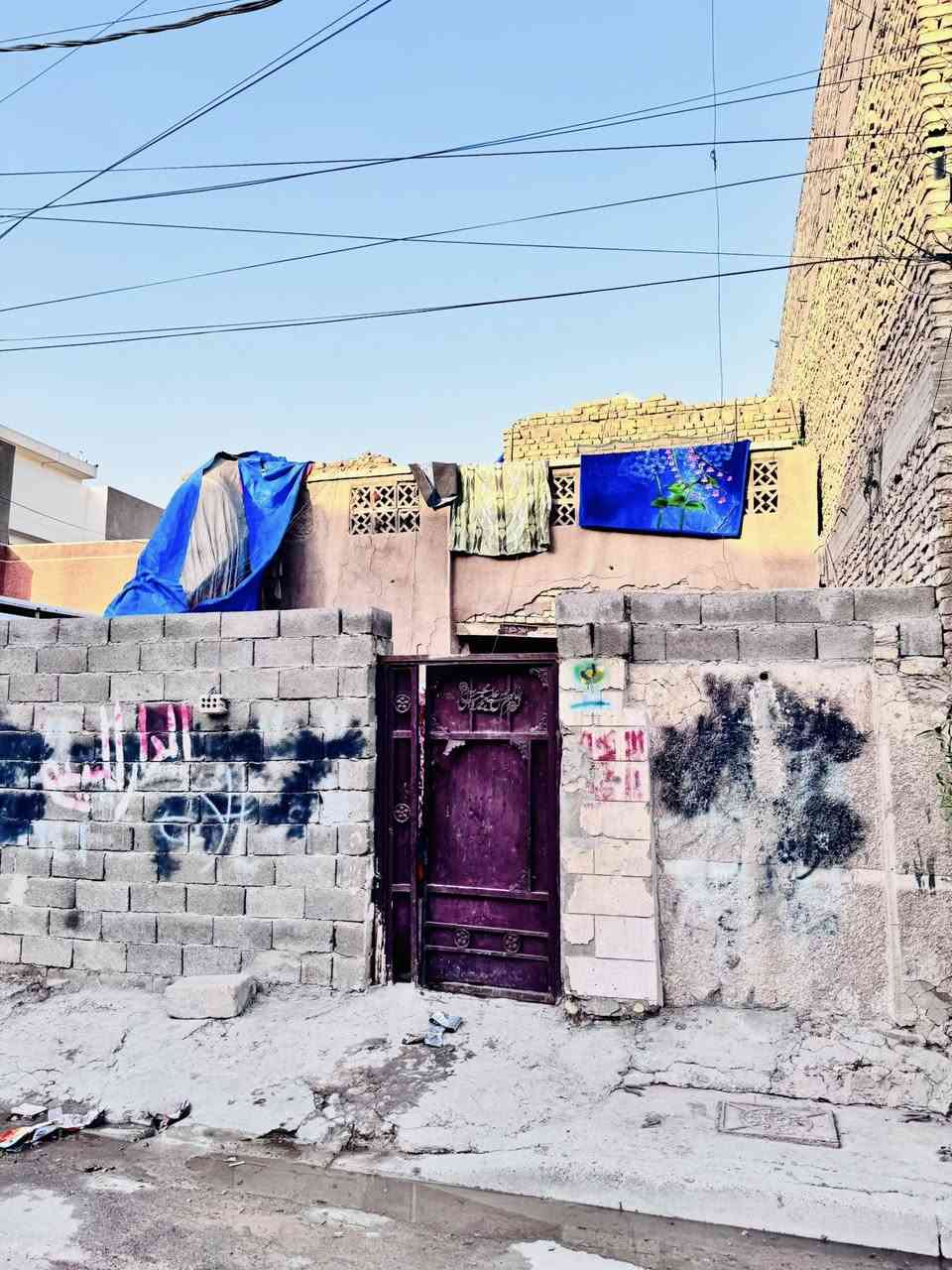 سلام عليكم بيت بل ورفلي بدايت الورفلي رابع فرع عله يمنه جاي من جامع الهداء 200 متر يصلح تفليش او سكن***********
