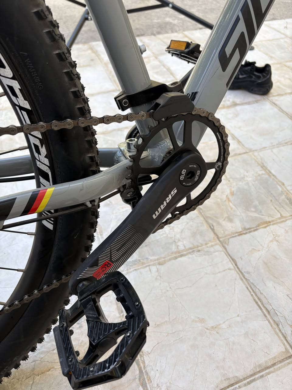 للبيع / للاستفسار عبر واتساب ***********
Brand 
Silverback
Product
Silverback SE Series 8 29'' Hardtail Mountain Bike Thunder Grey
Wheel Size
29"
Brake Type
Hydraulic Disc Brake
Front Travel
100mm
Fork
SR Suntour XCT30 Coil, 100mm Travel, Hydraulic Lockout with Preload Adjuster

Handlebars
Alloy Handlebar, Dia: 31,8mm, 680mm, 9° Backsweep, 12mm Rise, Sanblasted Black
