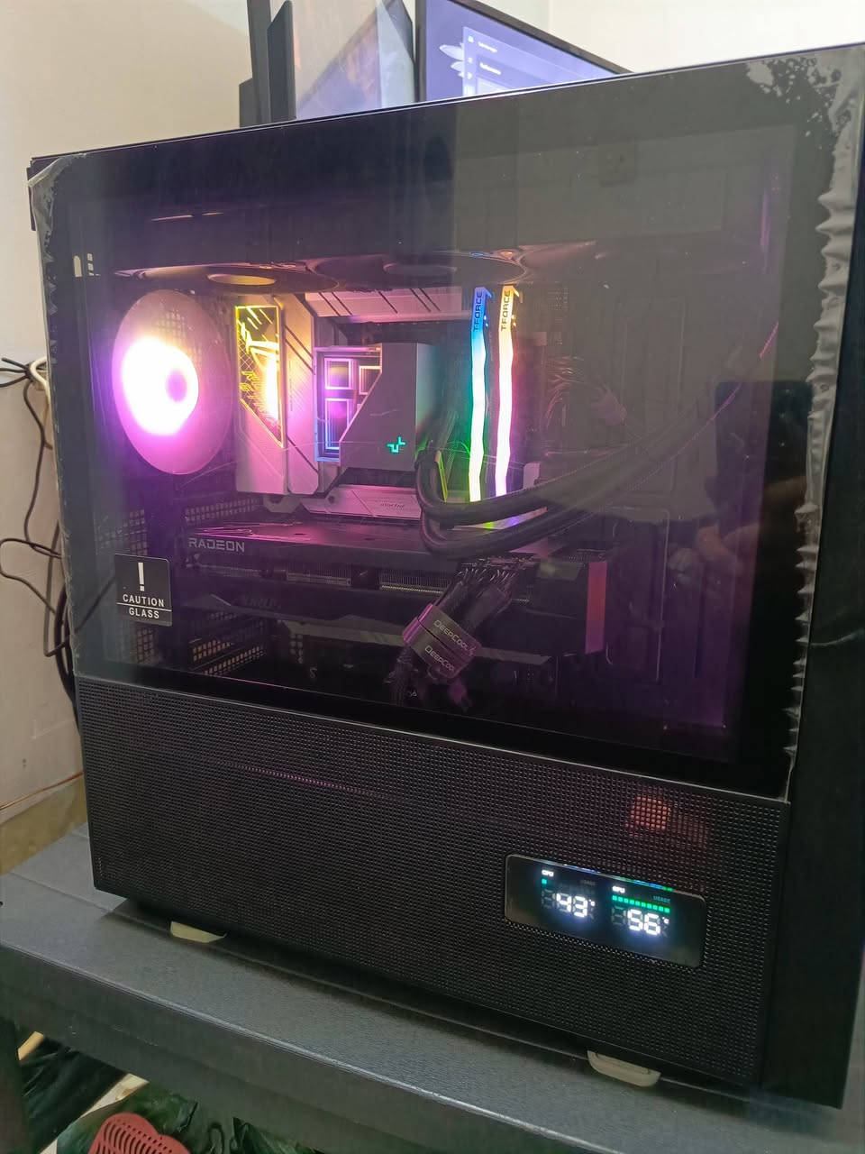 Gaming Pc
البيسي بموصفات قويه يتحمل ستريم و كيمنك ويشغل كل الالعاب وبرامج المونتاج وهندسه لان...
 المعالج 12 كور و 24 ثريدز وللي يعرف بالمعالجات هذا المعالج (lottery chip) مسويله اندر فولت وتشوفون حرارته بالصور ويوصل 5.5 الى 5.6 اثناء اللعب واثناء الستريس على المعالج يقفل بين 5.0 الى 5.1 كل الكورات .

 كارد الشاشه 6700xt مو مفتوح ونوعيه جدا نادره بالسوق gigabyte elite وحرارته كدامكم شي جدا حلو ثلاث مراوح .

البيسي تعبت عليه من جمعته بحيث وقتها الكرت جبته من نيو ايگ لان مجان موجود هنا ومثل متشوفون كل القطع ماركاتها حلوه ونادره وماقدرت استخدمه يعني بالشهر مرتين تلاثه اذا افضى واشغله هذا سبب البيع .
بس ياريت لحد يكسر بالحاجه وشكرا

CPU - RYZEN 9 7900X

GPU - Gigabyte AORUS Radeon RX 6700 XT Elite 12G

MB - ASUS ROG STRIX X670E-A GAMING 

RAM - T-FORCE 2*16GB 6400Mhz DDR5 RGB

COOLER - DEEPCOOL LT720 360MM 

STORAGE - T-FORCE Z440 NVME GEN4 1TB

PSU - ASUS ROG STRIX 850W GOLD 

CASE - DEEPCOOL CH560 DIGITAL 

OTHER - ALUMINUM LGA1700 CPU CONTACT FRAME 

#السعر 2.9 مليون او 1900 دولار التواصل خاص
#لايوجد توصيل مكاني اربيل


**إذا كنت صاحب هذا الإعلان وتريد حذفه لأي سبب، رجاءا أرسل رسالة إلى الدعم الفني**