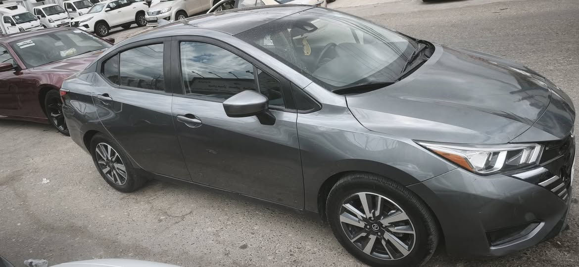 🚘 نيسان فيرسا 2024. وارد امريكي 
🔹 محرك 1.6 لتر 4 سلندر
🔹 قوة 122 حصان
🔹 قير CVT اقتصادي
🔹 صرفية ممتازة للبنزين
🔹 شاشة + Apple CarPlay + Android Auto
🔹 كاميرا خلفية وحساسات
🔹 تشغيل بصمة وستارت
🔹 داخلية مريحة وعملية
🔹 مناسبة للاستخدام اليومي والتكسي
📌 الأضرار: 3 قطع خفيفة
📌 الممشى: 63 ألف كم
📌 تحويل وكالة
📌 رقم دهوك / جاهزة للنقل
💰 السعر: 12,500 دولار


**إذا كنت صاحب هذا الإعلان وتريد حذفه لأي سبب، رجاءا أرسل رسالة إلى الدعم الفني**
