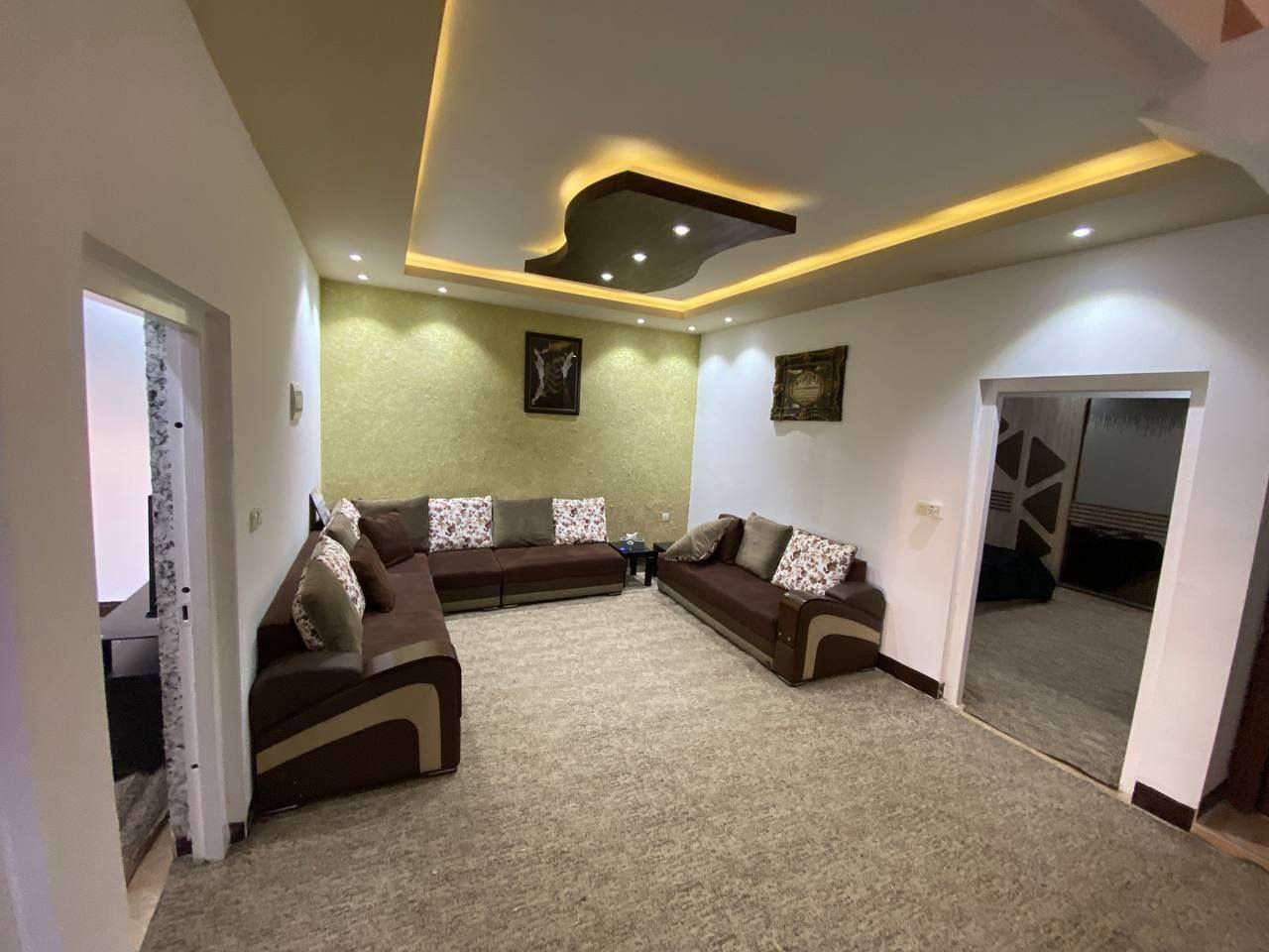 عقارات #ابوحسين للعقارات في اربيل 

منزل مؤثث كامل للبيع في أربيل
 مجمع المهندسين 160م 
يتكون:-
4غرف
أستقبال
صالة
مطبخ
مجموعة صحيات 
للإستفسار:٠
***********
*********** 
11 شدا ونص
