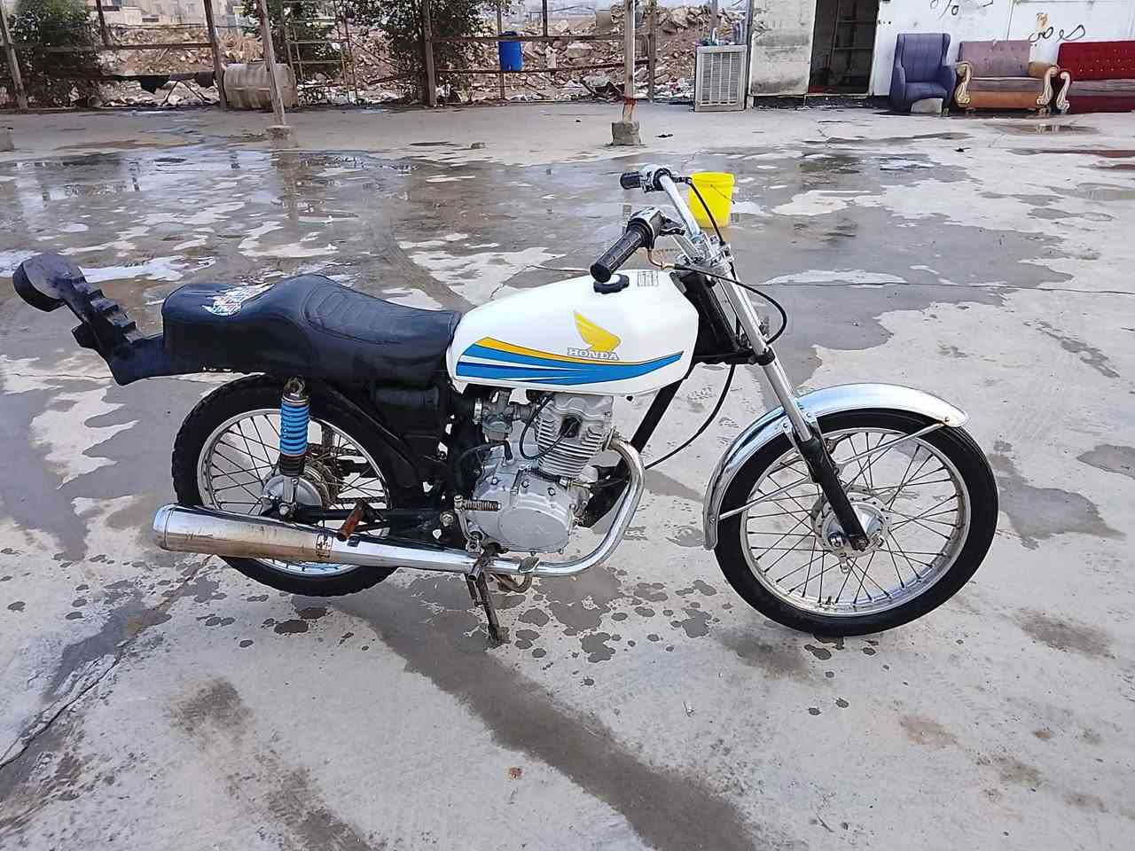 سلام عليكم دراجه عوزها بس مكينه جاهزه شد محرك وطلع نضيفه انضف من الصوره 250  لشراي تساهل ويا ***********
