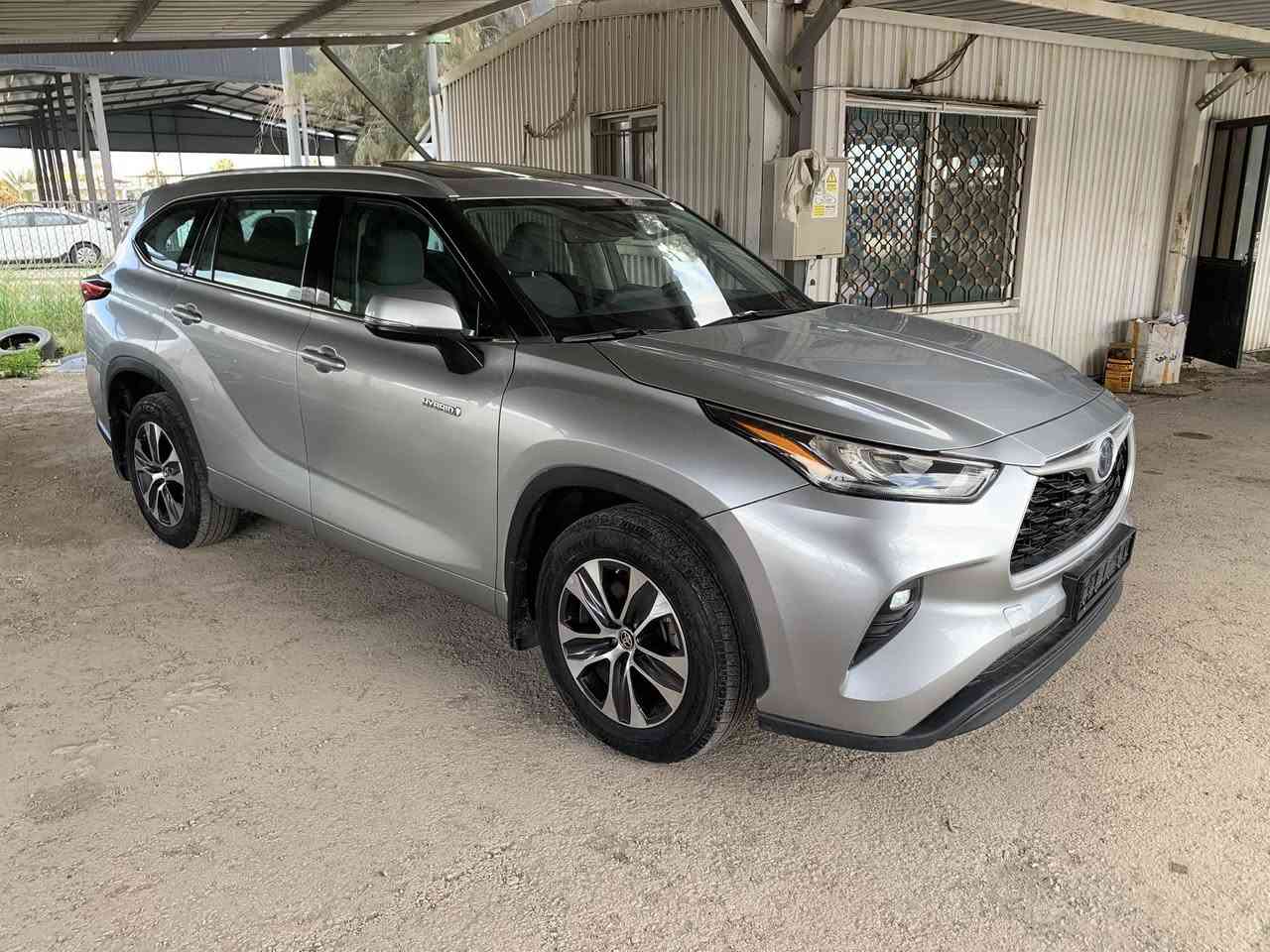 تويوتا هايلاندر 2022 صنف GLE
للاستفسار 0799506431

موديل 2022

لون سلفر 

عداد 58 الف كيلو متر 

GLE HEV 4x4

المزايا التقنية

المحرك: 2.5 لتر هايبرد، 4-اسطوانات
القوة القصوى: 240 حصان (مجمع)
ناقل حركة تتابعي متغير الكتروني (ECVT)
دفع كلي للعجلات (AWD E-Four) مع وضع الطرق الغير ممهدة
سعة خزان الوقود: 65 لتر
كفاءة استهلاك الوقود: 20.1 كم/لتر
الأبعاد طول - عرض - ارتفاع (مم): 4950 - 1930 - 1730
7 ركاب (شاملة السائق)

المزايا الخارجية

جنوط ألمنيوم مقاس 18 بوصة - بتصميم خاص للفئة GLE
مقاس الإطارات: 235/65R18
انوار أمامية (LED)
انوار خلفية (LED)
إضاءة نهارية (LED)
كشافات ضباب أمامية (LED)
شبك أمامي أسود مع إطار فضي
نظام الدخول الذكي للسائق و الراكب الأمامي
مرايات جانبية كهربائية مع اشارات انعطاف
طي كهربائي اوتوماتيكي للمرايات الجانبية
نظام تسخين المرايات الجانبية
جناح خلفي
عوارض سقف
فتحة سقف

المزايا الداخلية

زر تشغيل المحرك
مقاعد قماش
تحكم كهربائي لمقعد السائق
مكيف أمامي و خلفي بتحكم اوتوماتيكي
مقود مكسو بالجلد
ازرار تحكم على المقود
عجلة قيادة تلسكوبية
شاشة معلومات متعددة 7 بوصة
تحكم أوتوماتيكي لجميع النوافذ
تحكم بالقفل المركزي من باب الراكب الأمامي 
أربعة منافذ USB-C للشحن (2 أمامية و 2 خلفية)
مرآة الرؤية الخلفية ذاتية التعتيم
تطعيمات خشبية 
ستائر لنوافذ الصف الثاني

النظام الصوتي والترفيهي

نظام صوتي بشاشة لمس 8 بوصة
نظام أبل كار بلاي لا سلكي
منفذ USB-A
6 سماعات

مزايا الأمان و الراحة

نظام تويوتا للأمان (TSS Ver. 2.5)
- نظام حماية ما قبل التصادم (PCS)
- مثبت السرعة راداري (DRCC)
- المساعدة في تتبع المسار (LTA)
- تنبيه مغادرة المسار (LDA)
- الضوء العالي التلقائي (AHB)
نظام التحكم في وضعيات القيادة (إقتصادي / عادي / رياضي)
كاميرا خلفية
حساسات أمامية وخلفية للمساعدة على الوقوف 
باب خلفي كهربائي
وسائد هوائية (للسائق والراكب الأمامي + للركبة + جانبية + ستائرية)
فرامل مانعه للإنغلاق (ABS)
نظام التحكم بالتوازن (VSC)
نظام مراقبة ضغط الاطارات (TPWS)
نظام منع تشغيل المحرك ضد السرقة مع إنذار
مكابح وقوف كهربائية (EPB)
نظام الوقوف المؤقت
فرشة لأرضية الشنطة 
فرشات أرضية 

للاستفسار 0799506431


**إذا كنت صاحب هذا الإعلان وتريد حذفه لأي سبب، رجاءا أرسل رسالة إلى الدعم الفني**