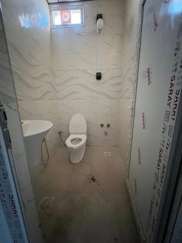 السلام عليكم 
يوجد شقق للايجار حي الفرات شارع العقليه زينب
شقه مكونه من غرفتين ومطبخ وصاله وحمامين فصولين شرقي وغربي
مجهزه كيزر وتانكي وماطور ومرواح

‭٠٧٧١ ٧٥٧ ١٣٨٧‬
