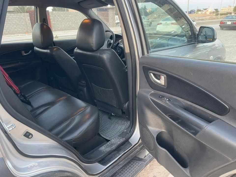 للبيع فقط. توكسان 2010 كوري فول مواصفات عدا الفتحة مقاعد جلد تدفئة بالكشنات الاربعة تحكمات جهتين مرايات شفط تبريد بيانو كير محرك صدر كله شرط بيها قطعتين رش بدون ضربة او معجون اثر جراد ماشية 185 الف حقيقي السعر113 بي مجال قليل 
***********
