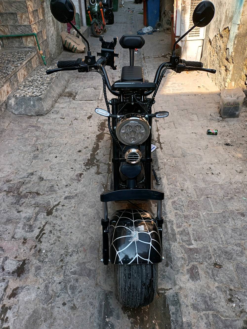 ماطور كهربائي بحالة جيدة جداً، تصميم عصري وراقي باللون الأسود مع تفاصيل شبكية مميزة. الماطور يجي بمقاعد مريحة وقابلة للضبط، ممتاز للطلعات اليومية بالمدينة. شاشة إلكترونية توضح السرعة ومستوى البطارية. 

يرجى الاتصال للمزيد من التفاصيل.