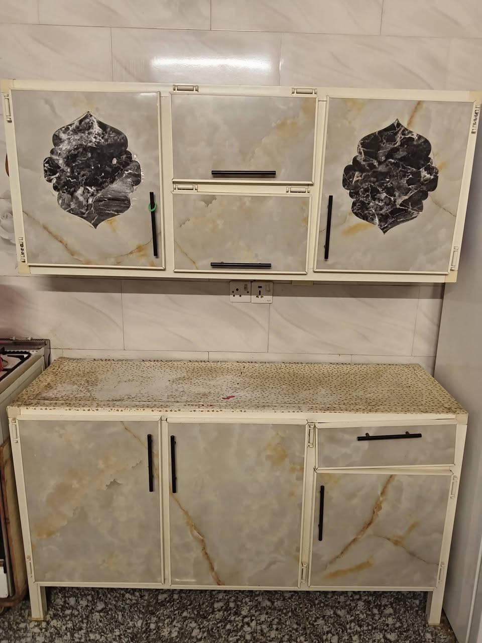 كاونتر ثلاث قطع المنيوم جديد للبيع *********** *********** بغداد غزاليه ب ٣٠٠ الف دينار وبيهه مجال سبب البيع اريد اشيل اتحول من مكان إلى مكان ثاني..
