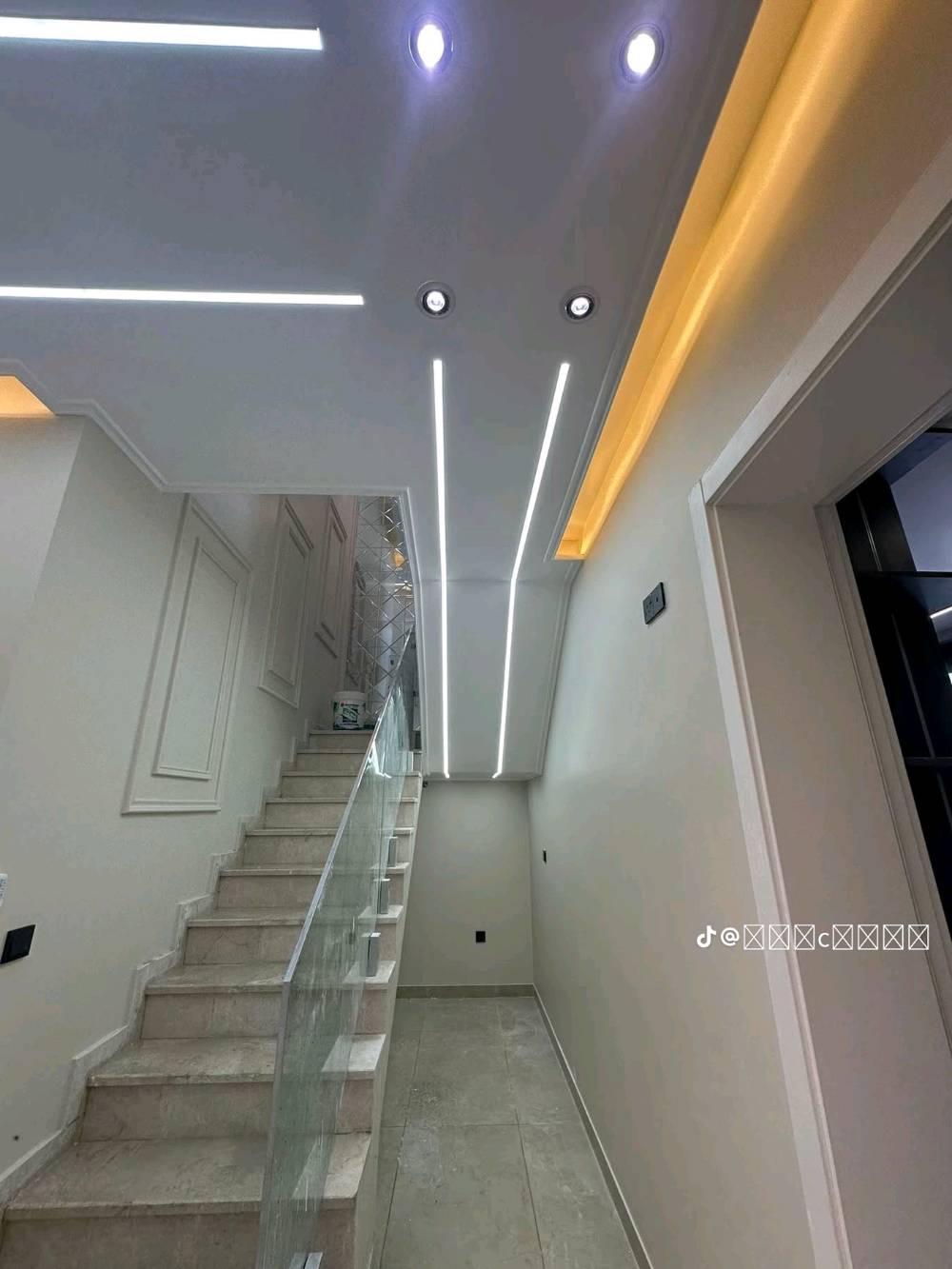 تم وبحمد الله أنجاز بيت الأخ (علي الغزالي )في حي الجامعة صبغ جداران و جبس بورد والحدادية ديكورات أياد الخالدي جهزة المواد اصباغ جوتن - النجف  اللؤلؤة الذهبية لتجارة مواد البناء والديكور ***********