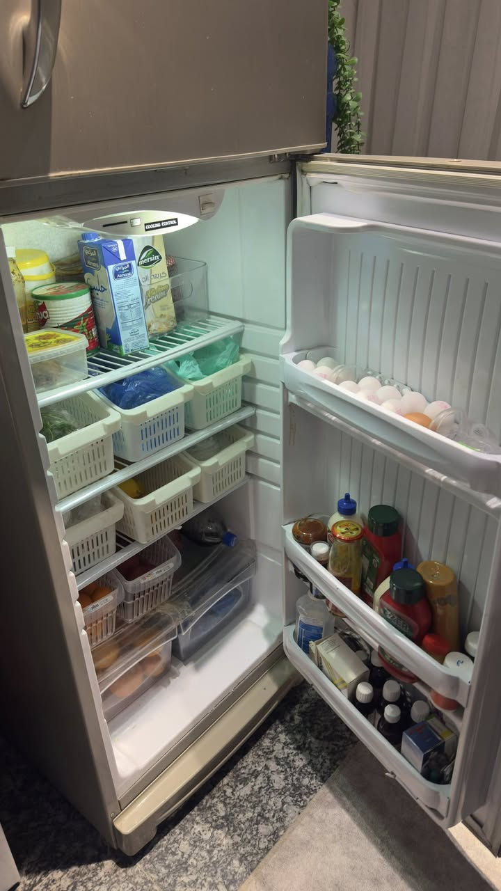 ثلاجة للبيع  طول 180 عرض 65
***********
قبغ المجر مكسور فقط
