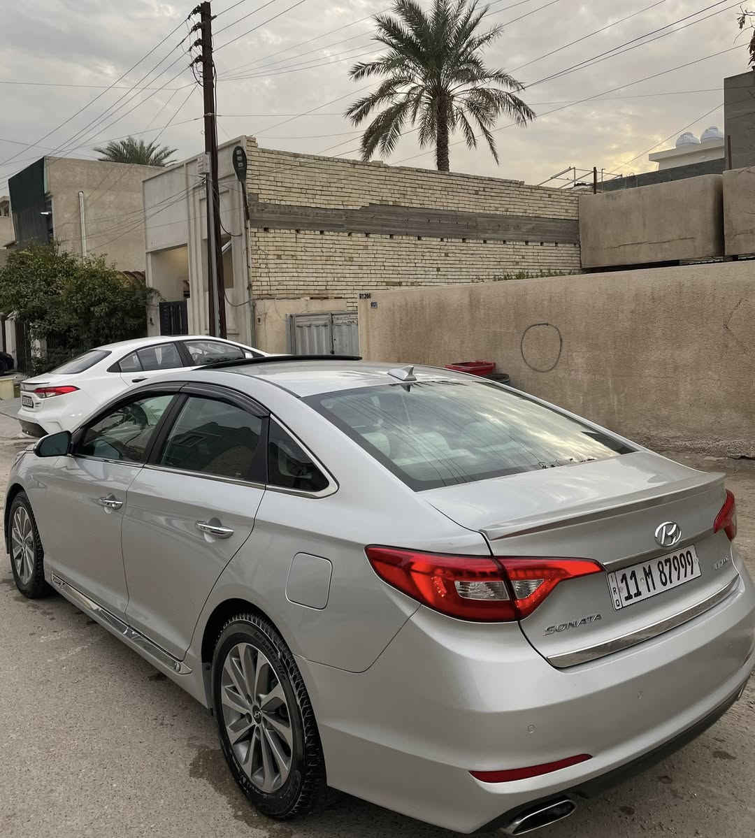 السلام عليكم
سوناتا 2017 فول لمتدد 1/1 محرك 2400 

.فتحة سقف

.كامرة خلفية 

.كرسي كهرباء 

.مقاعد جلد

.سايد بربك بصمة

.بصمة تشغيل+بصمة ابواب

.جنطة ذكية 

.بردات جانبية 

.مري قلاب 

.لايت زنون 

.تدفئة +تبريد كشنات 

.رادار امامي 

.حساسات خلفية +حساسات جوانب 

.دخول ذكي 

.تحديد مسار 

.اوتو هولد 

.لايت لد

بعد بيها هواي مواصفات 

تخم تاير جديد +باتري جديد +صدر امامي وخلفي جديد

ماشية ٧٩ ميل 

السيارة بيها ٤ قطع صبغ 

رقم بغداد تحويل مباشر 

مكاني بغداد العامرية 

***********

السعر ١١٨ وبيها مجال بسيط جدا

