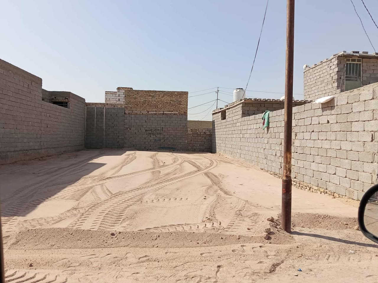 عرصه البيع المساحه 200 متر
زراعي بصوب ياعلي عمود ١٣٩ تبعد عن الشارع 120 متر
تنباع 100 متر 200 متر عادي الشراء يتصل ***********
