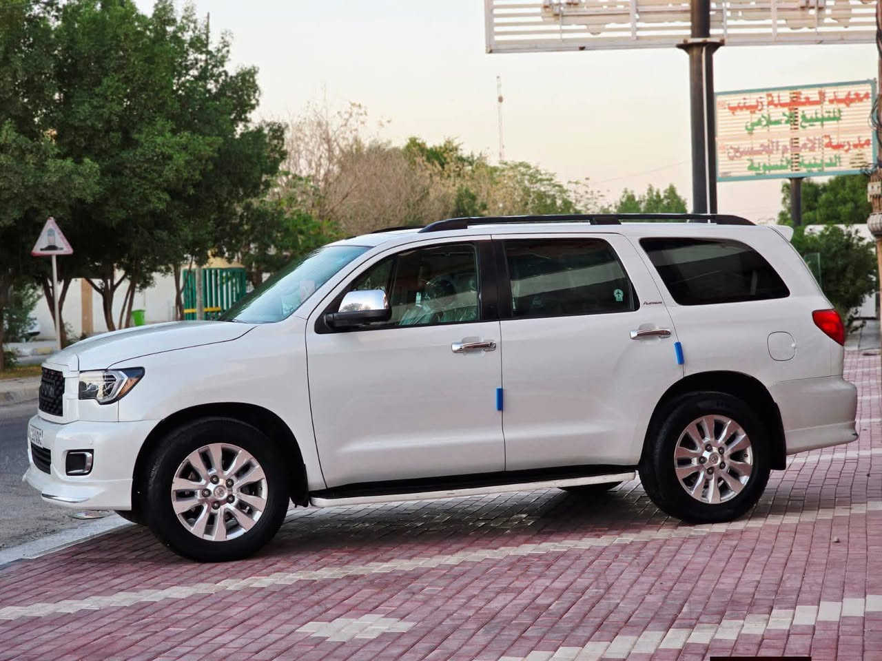 سلام عليكم لاندكروز سيكويا موديل ٩رقم بغداد بسمي للبيع أو مراوس بكيه ١٤ راكب نيسان اج وتو مكان السياره بغداد *********** واتساب وتصال ***********
