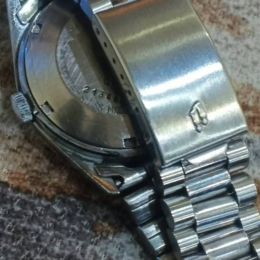 ساعة "دليل" السويسرية القديمة (Dalil Star Automatic)، وهي من الساعات التراثية الشهيرة النادرة التي صُنعت خصيصاً للمسلمين في فترة السبعينيات والثمانينيات. [1, 2]
ساعة "دليل" السويسرية القديمة (Dalil Star Automatic)، وهي من الساعات التراثية الشهيرة النادرة التي صُنعت خصيصاً للمسلمين في فترة السبعينيات والثمانينيات.أبرز مواصفات ومميزات الساعة:تحديد اتجاه القبلة: تحتوي على بوصلة مدمجة (زيتية) في منتصف الميناء، تظهر على شكل سهم أسود وأحمر لمساعدة مرتديها في تحديد اتجاه الكعبة المشرفة أثناء السفر.الكتابة والزخرفة التراثية: يحيط بالميناء إطار داخلي يجمع بين اللونين الأخضر والذهبي، ومكتوب عليه بالخط العربي عبارات إرشادية مثل "الكعبة" و"الشرقية". كما تشتهر هذه السلسلة بنقش العبارة التراثية: "دليلٌ بها المسلمُ في الأسفارِ يهتدي".نظام الحركة: تعمل بنظام حركة أوتوماتيكية ميكانيكية سويسرية الصنع (Swiss Made).الهيكل والتصميم: تأتي بإطار علوي مضلع ومطلي بالذهب (Fluted Bezel) مع نافذة لعرض التاريخ عند مؤشر الساعة 3.تُصنف هذه الساعة اليوم كقطعة "فينتاج" (Vintage) نادرة وقيمة جداً، ويبحث عنها هواة جمع الساعات والتحف الإسلامية القديمة.


**إذا كنت صاحب هذا الإعلان وتريد حذفه لأي سبب، رجاءا أرسل رسالة إلى الدعم الفني**