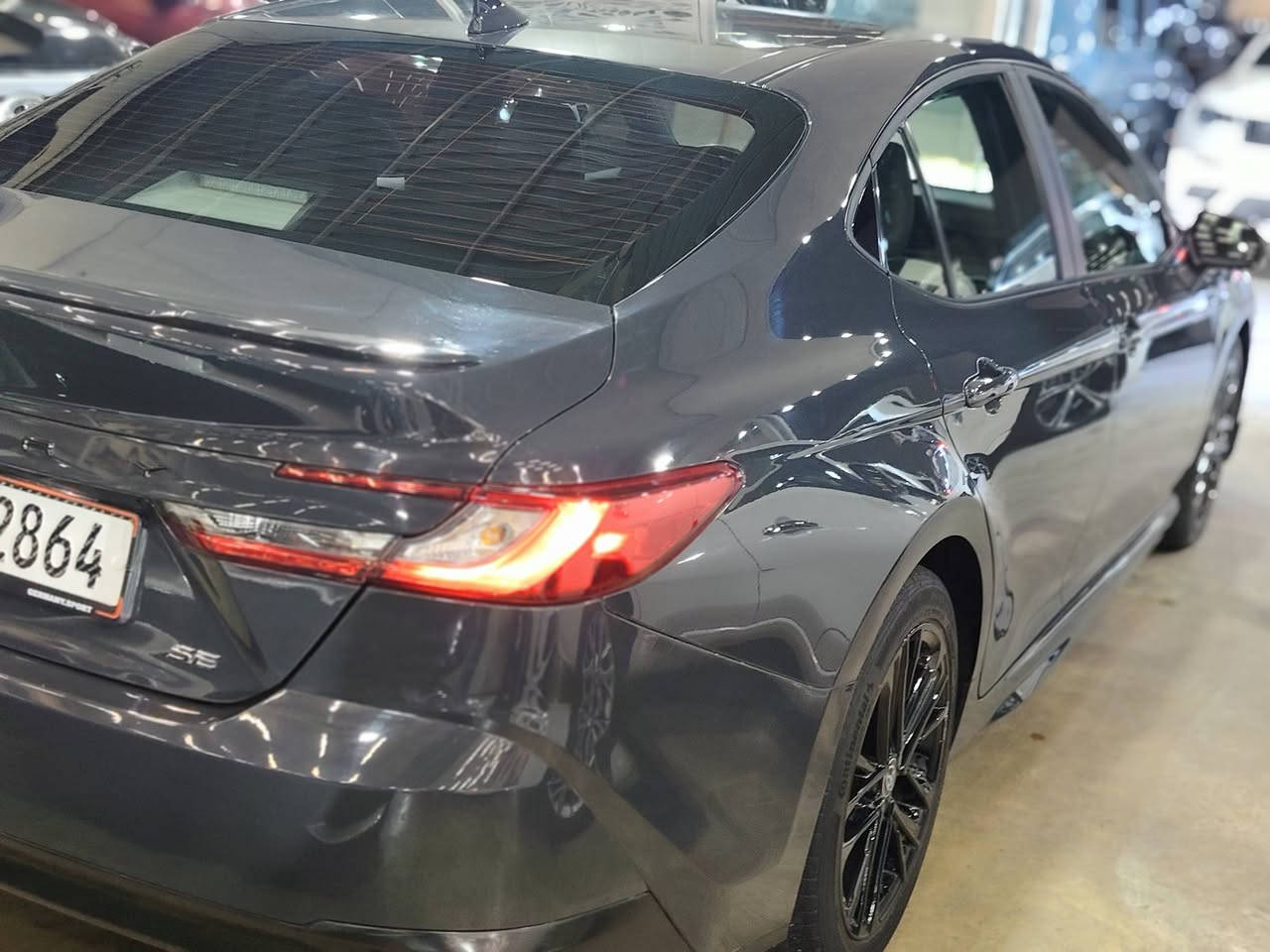 السلام عليكم 

للبيع — [Toyota كامري ] [2025] بلاك ادشن 
المواصفات:

اللون: [سمنتي  المميز ]
المحرك: [2500هايبرد ]
 ناقل الحركة: [أوتوماتيك]
الممشى: 7 الف m  زيرو  

المواصفات: [ SE ] فول عدئ فتحه 
-تشغلي عن بعد
-وَيْل 18
-بصمة تشغيل
- محرك 2500 ccهايبرد
‏- بصمة ابواب
- غرفه  جلد اسود    
- مقاعد  جلد اسود و ابيض       
- تحكم ستيرن كامل
-شفتات ستيرن
-  اضوية LED
-رادار امامي 
- مثبت سرعة 
-نظام قيادة ذاتية 
- نظام EV mode +نظام Sport mode
- نظام توفير الوقود ECO
- نظام النقطة العمياء
- نظام تحديد المسار
- مانع تصادم
- مانع انزلاق
- شاحن هاتف لاسلكي
- هاند بريك بصمه 

السعر: [228  بيها مجال 
الموقع: [بغداد ]
للمعاينة أو مزيد من الصور: راسلني على الخاص أو واتساب: [*********** 

*ملاحضة  صور الحادث سونار موجود في المنشور بيها قبق جنطه جاملغ خلفي بجم كبس بدون ايرباك.
