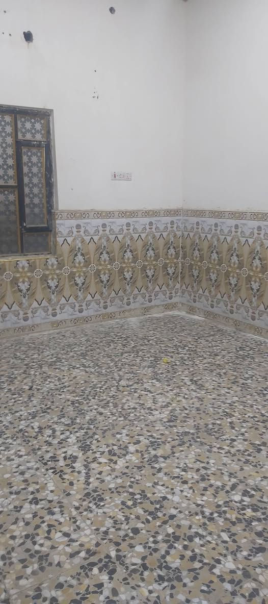 بيت للايجار جديد ٥ميل غرفتين وصاله ومطبخ ودوانيه وطارمه ***********
