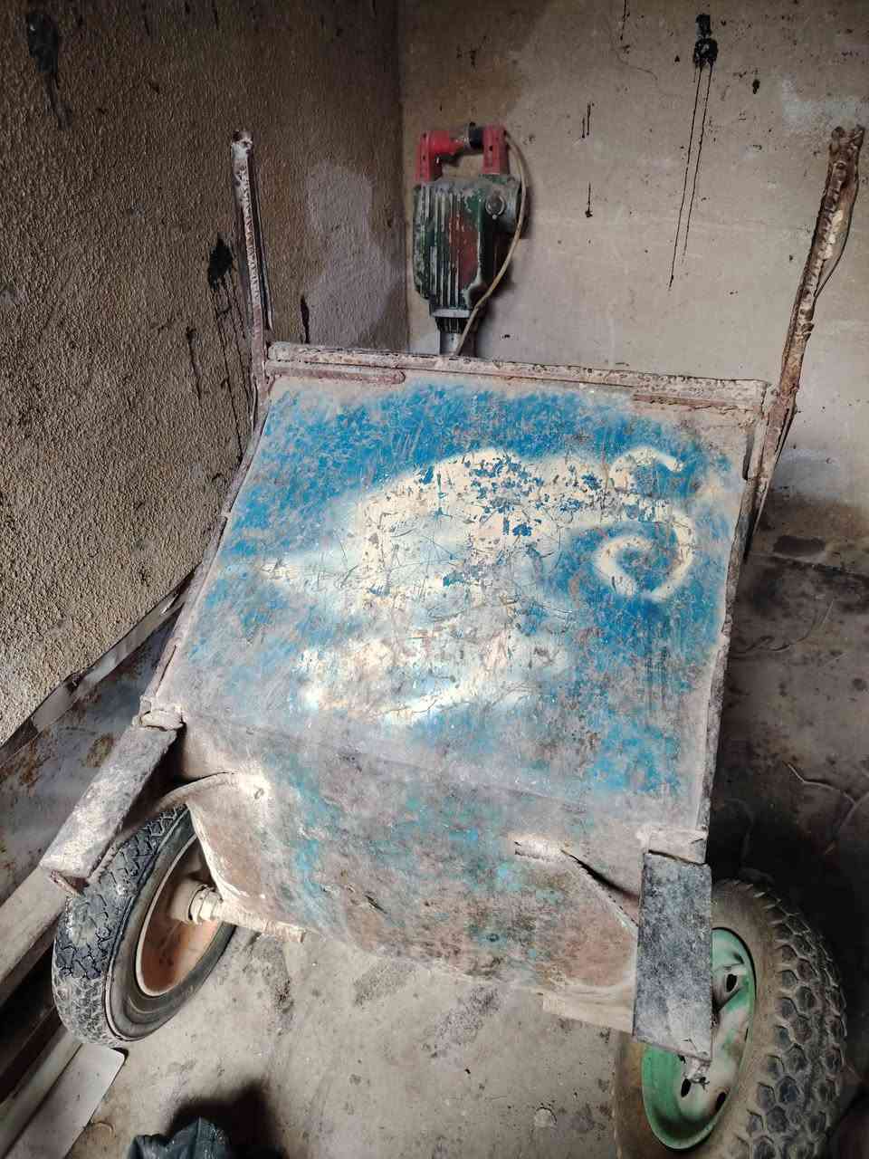 مصعده ايطاليه مضمومه صار سنه الموطور شرط ما ملفوف وياها قفص وعربانتين بس تايراتهن فاشات اسعر 350متواجد خاص او رقم ***********
